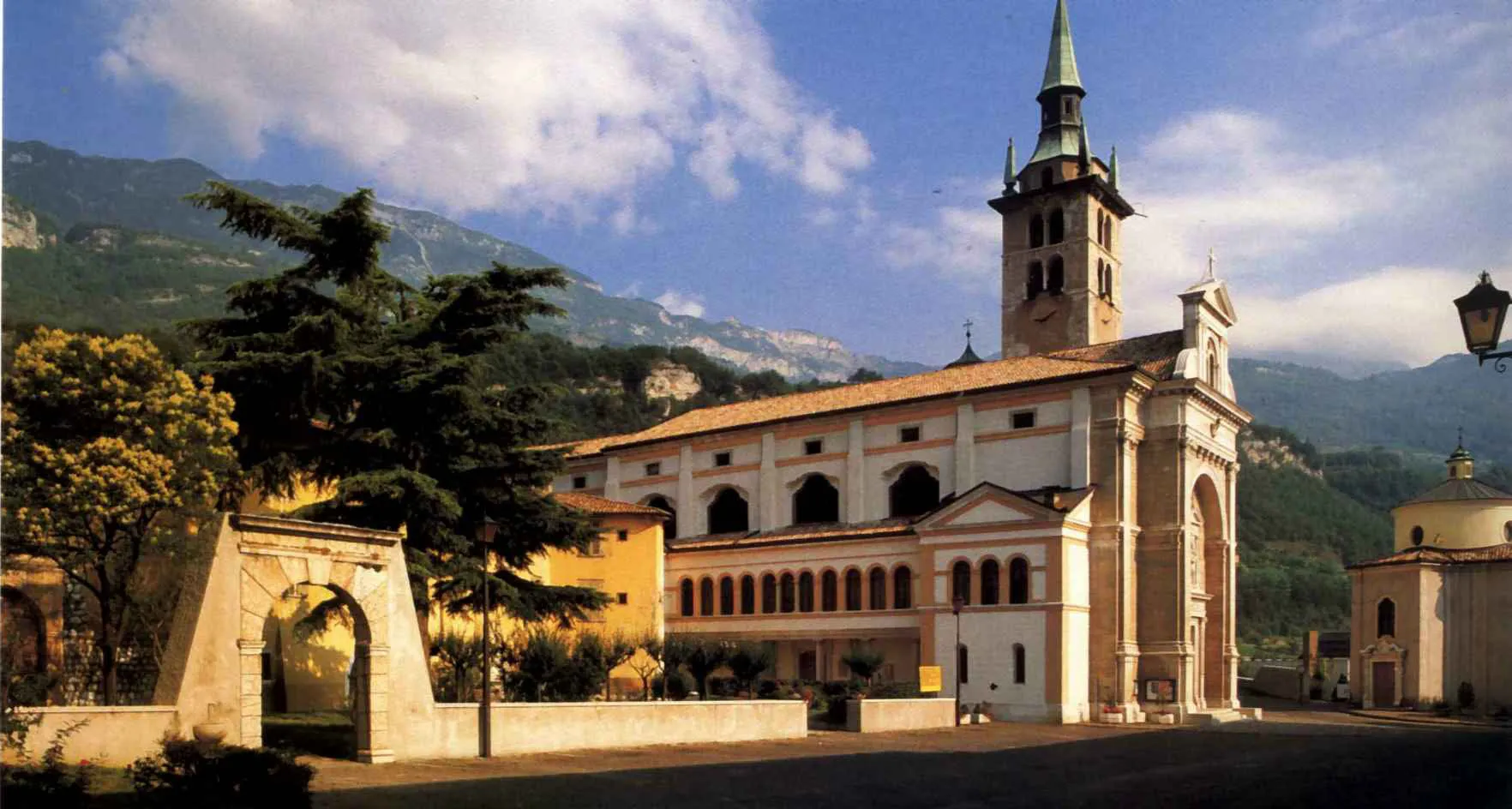 Photo showing: Villa Lagarina, la Pieve di Santa Maria Assunta
