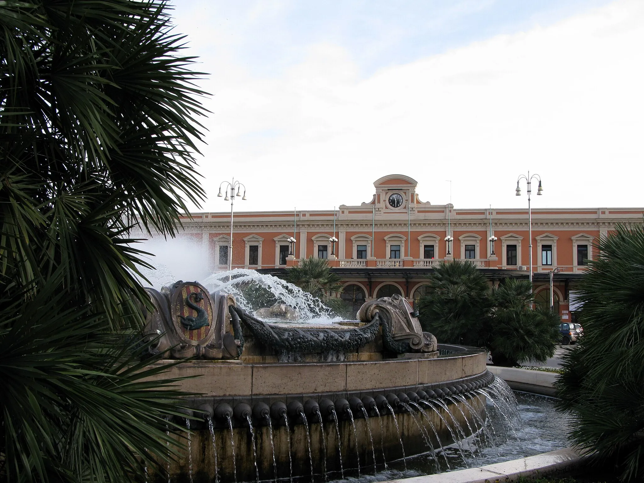 Photo showing: Bari Central Station, Piazza Aldo Moro,
Bari, Puglia, Italy