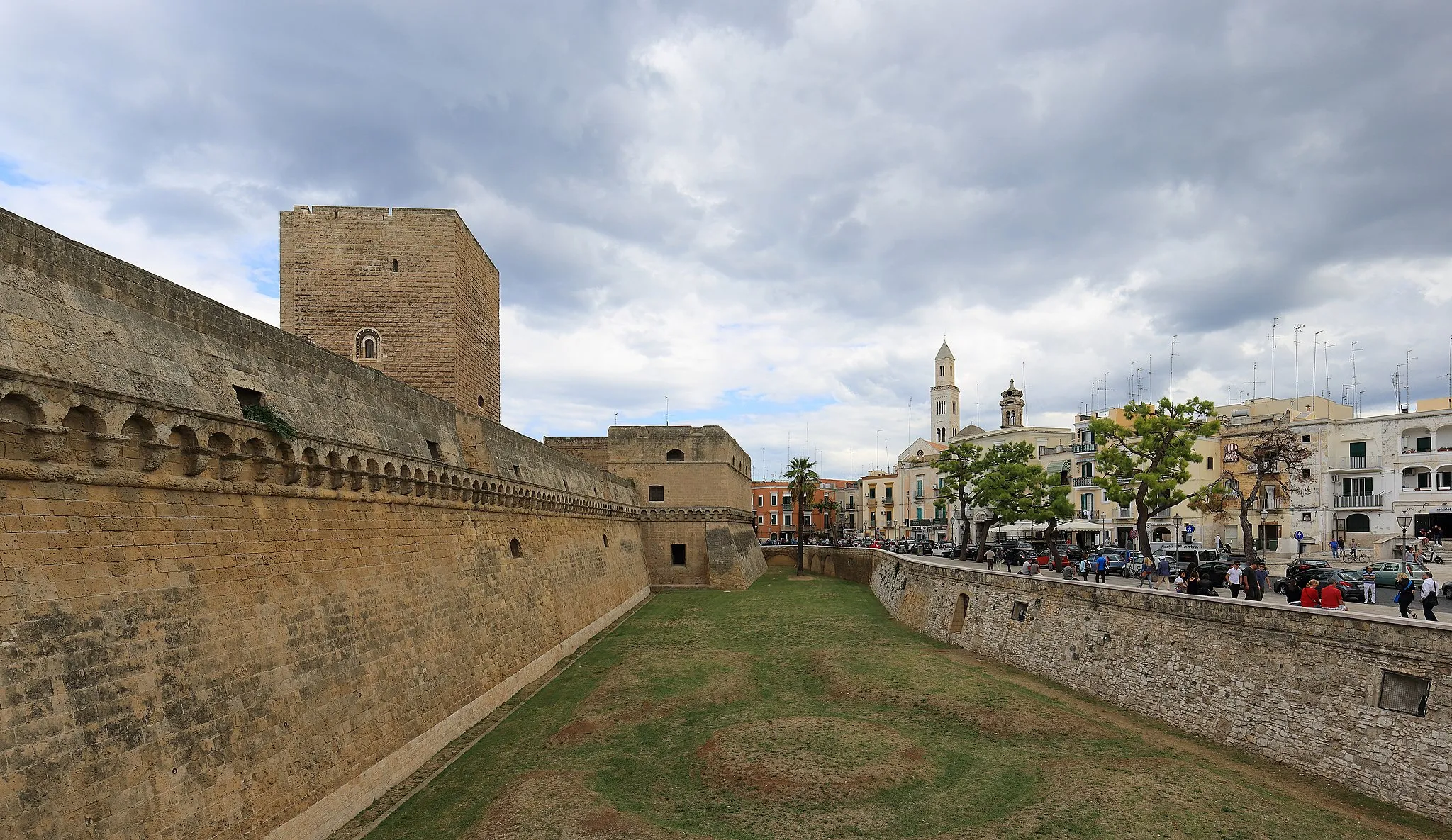 Photo showing: The Old Town of Bari as seen from the Castello Svevo.