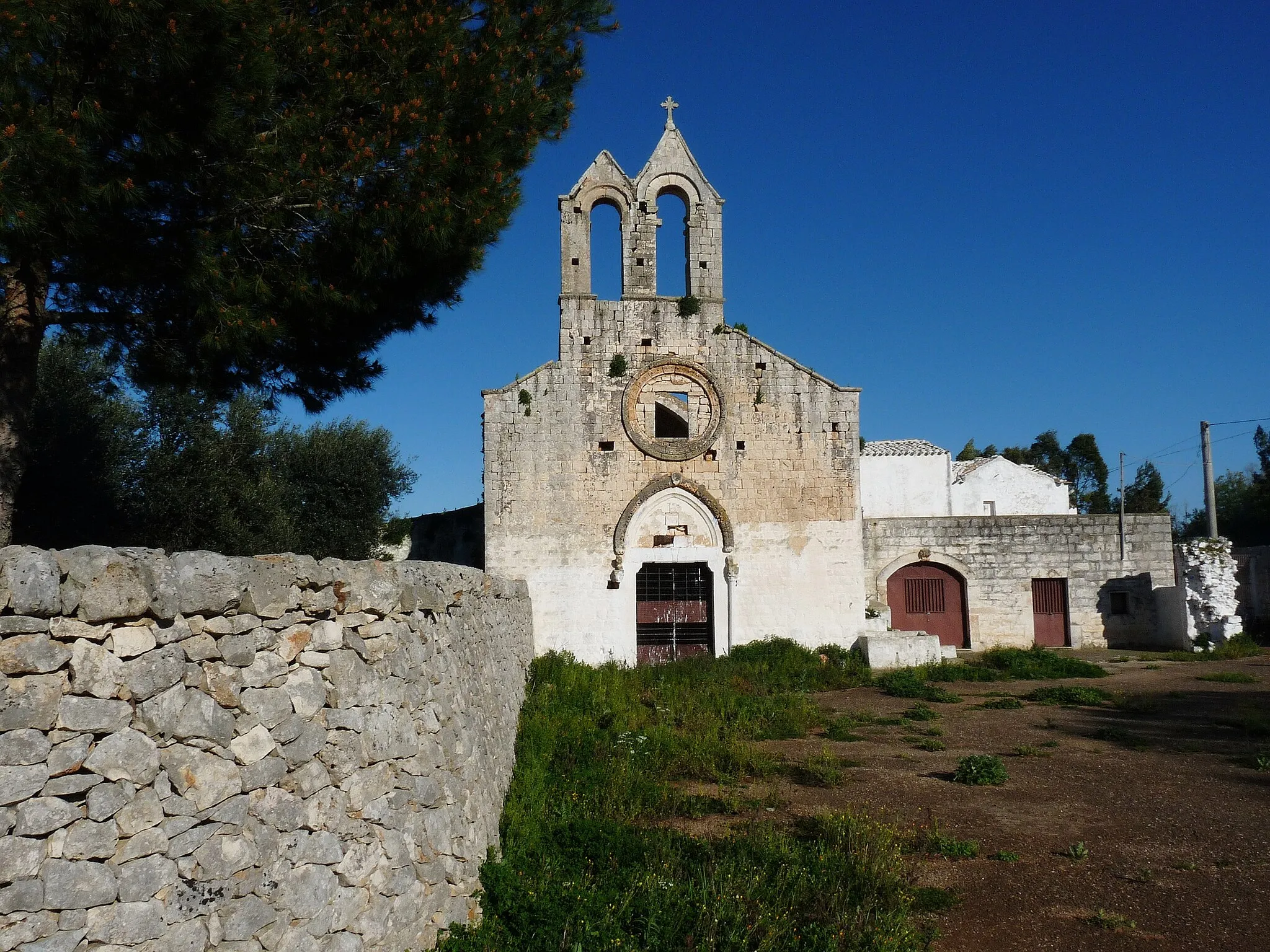 Photo showing: E' un'antichissima (IX secolo d.C.) chiesa in stile gotico, situata sulla vecchia strada che da Ceglie conduce a Francavilla Fontana. La facciata della chiesa è arricchita da un ampio rosone del quale rimane la ghiera esterna e da un campanile a vela. La chiesa versa in uno stato di abbandono.
Chiesetta dell'Annunziata: chiesa in stile gotico del XIV secolo.