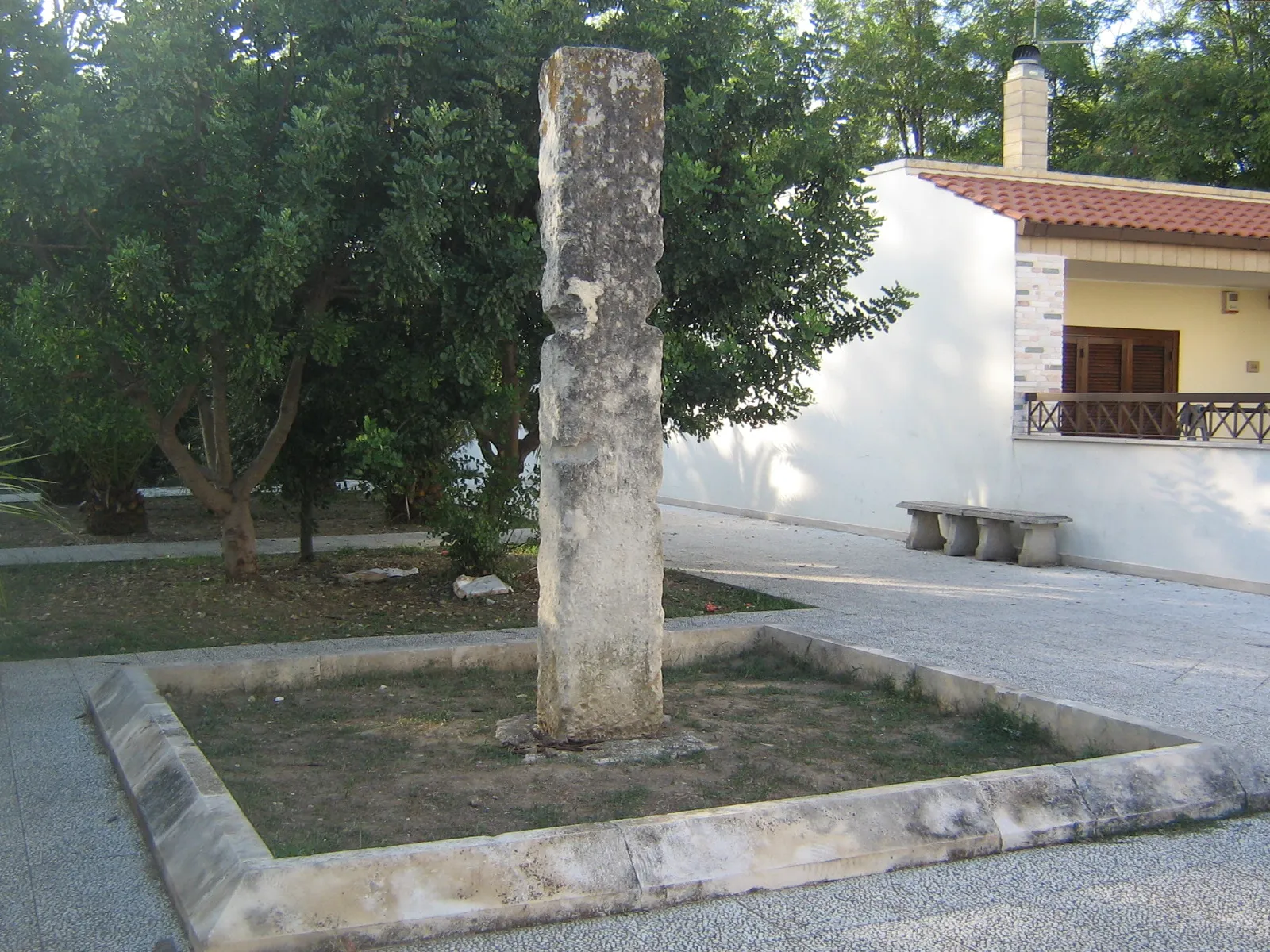 Photo showing: Menhir Aia della Corte a Lequile