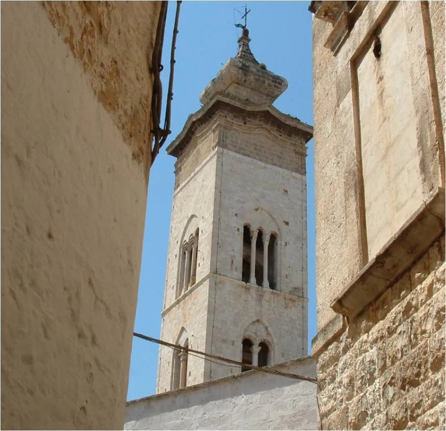 Photo showing: Rutigliano: campanile romanico della Collegiata di Santa Maria della Colonna e San Nicola.