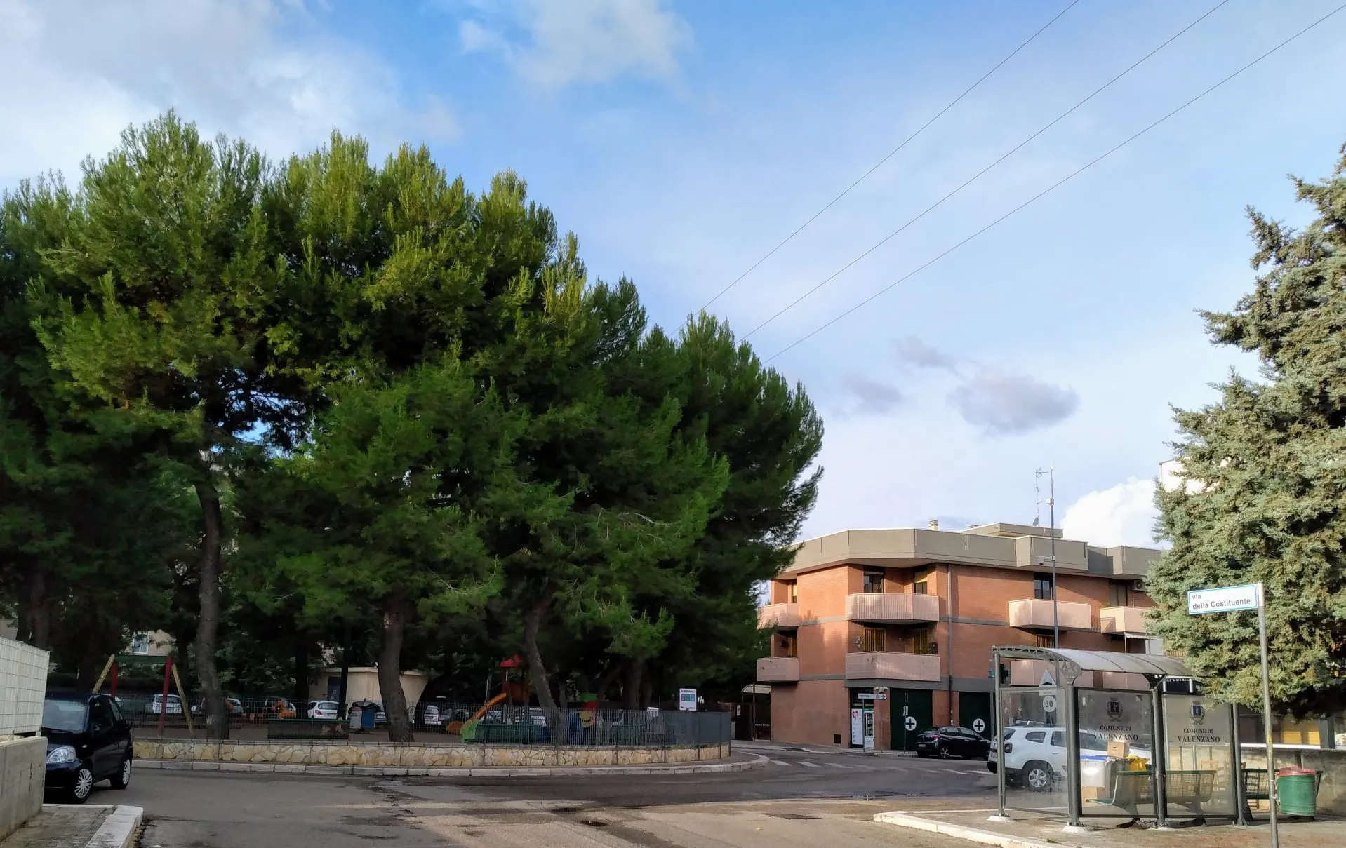 Photo showing: Giardinetto in Piazza Giulio Cesare