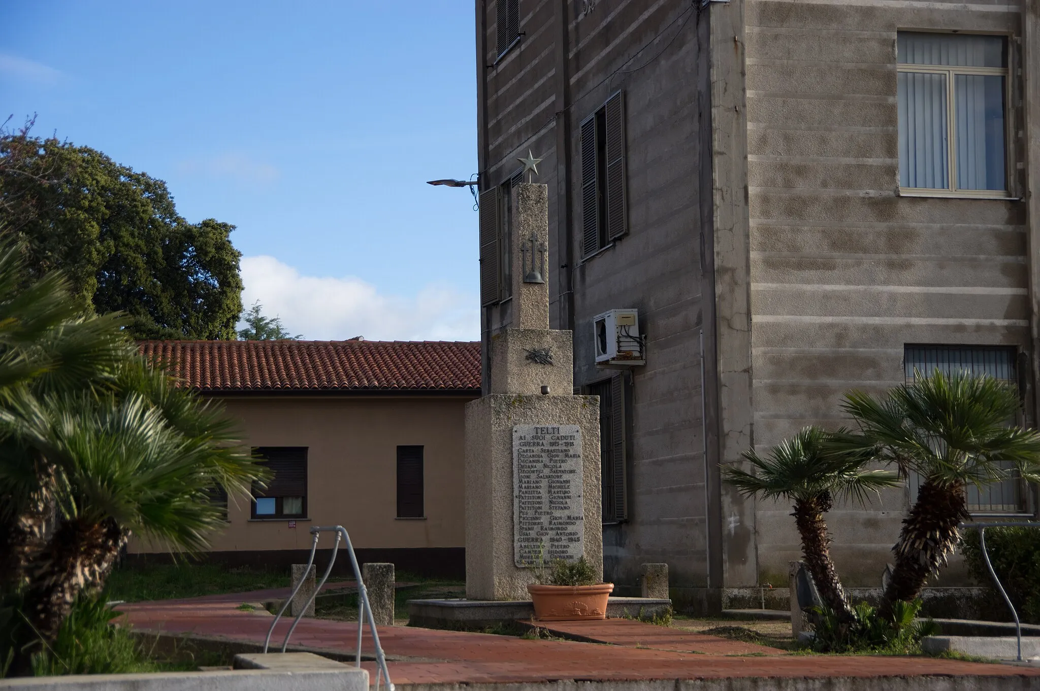Photo showing: Tleti in Sardinien. Das Kriegerdenkmal neben dem Rathaus.