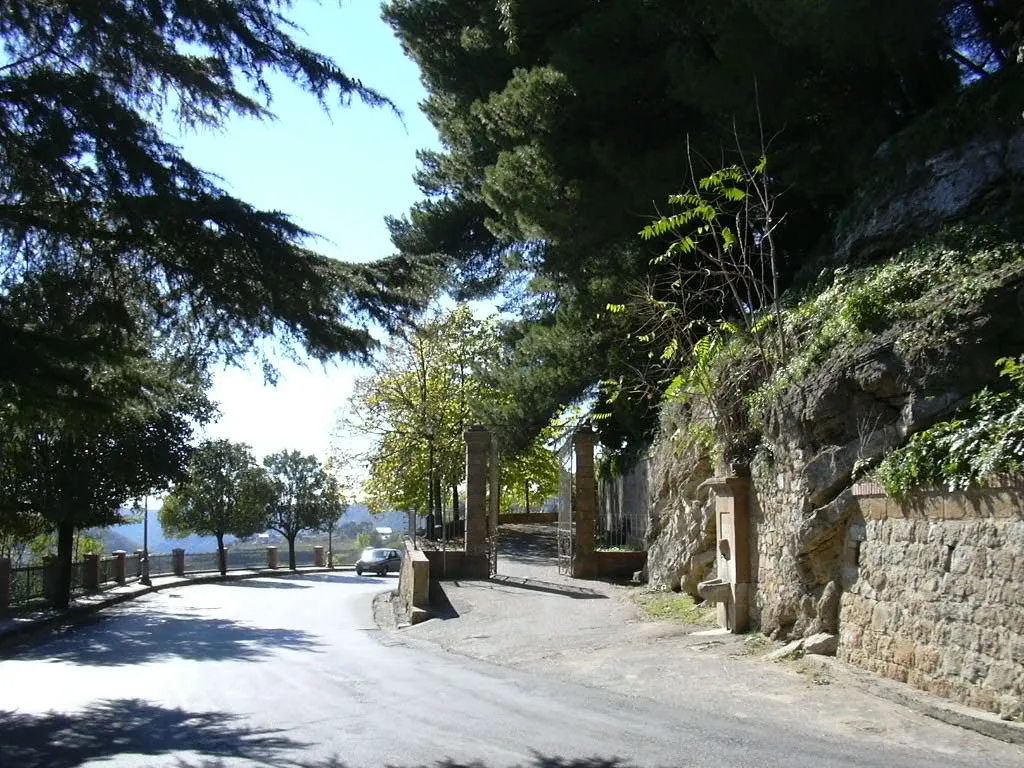 Photo showing: Aidone EN_Sicilia: Corso Vittorio Emanuele, il belvedere "la villa" degli aidonesi. L'ingresso al giardino pubblico