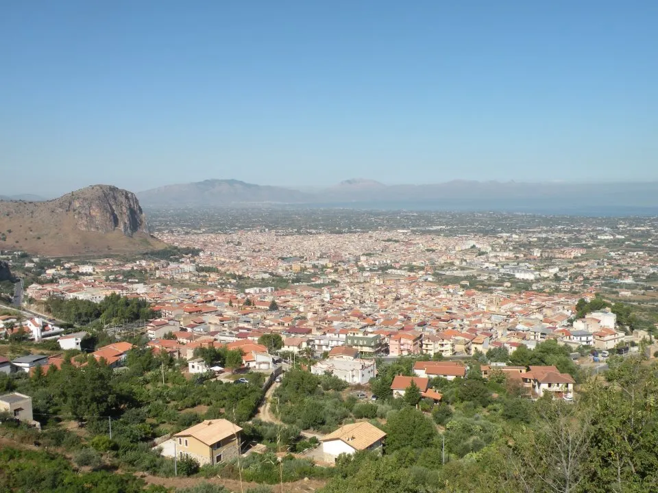 Photo showing: A photo of Borgetto (foreground) and Partinico (middle of photo).