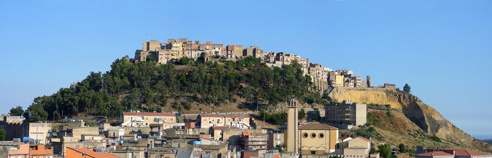 Photo showing: Butera vista dal Piano della Fiera (in basso nella foto).