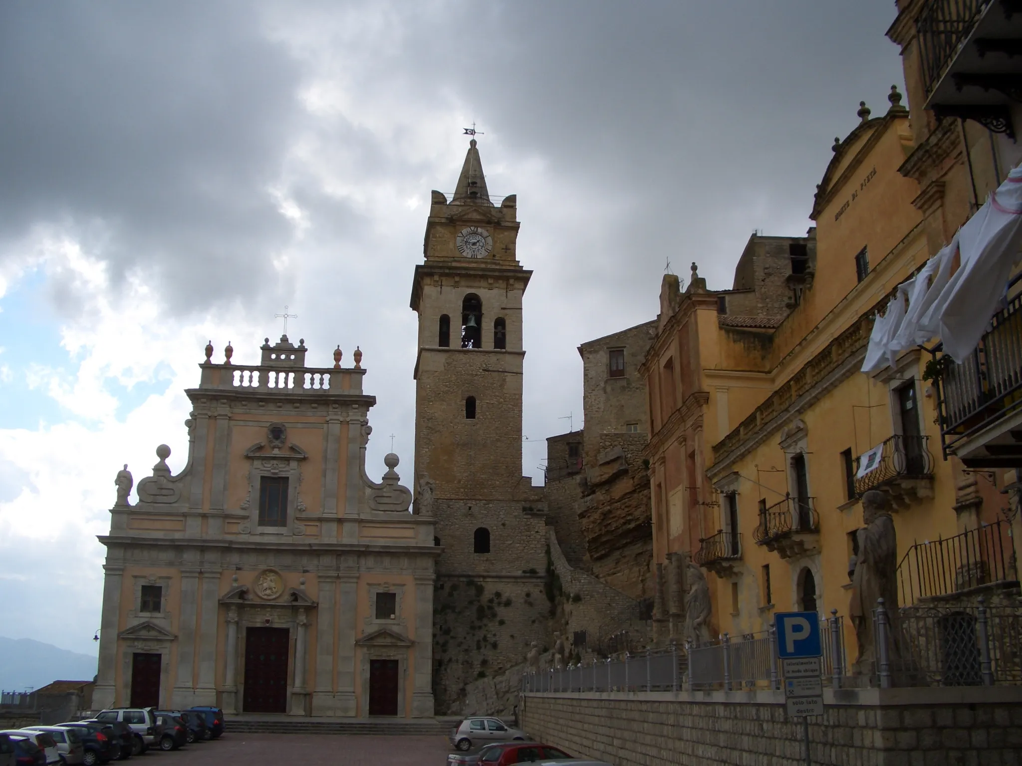 Photo showing: Il duomo e la piazza a Caccamo