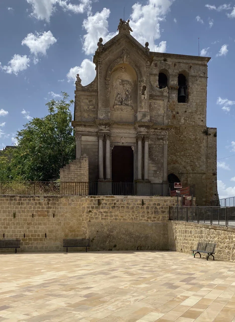 Photo showing: La Torre Normanna è un monumento che si trova a Calascibetta, risale al 1079 e funge da campanile per la Chiesa di San Pietro. La torre era una delle torri dell’antico castello fatto costruire dal Conte Ruggero D’Altavilla.