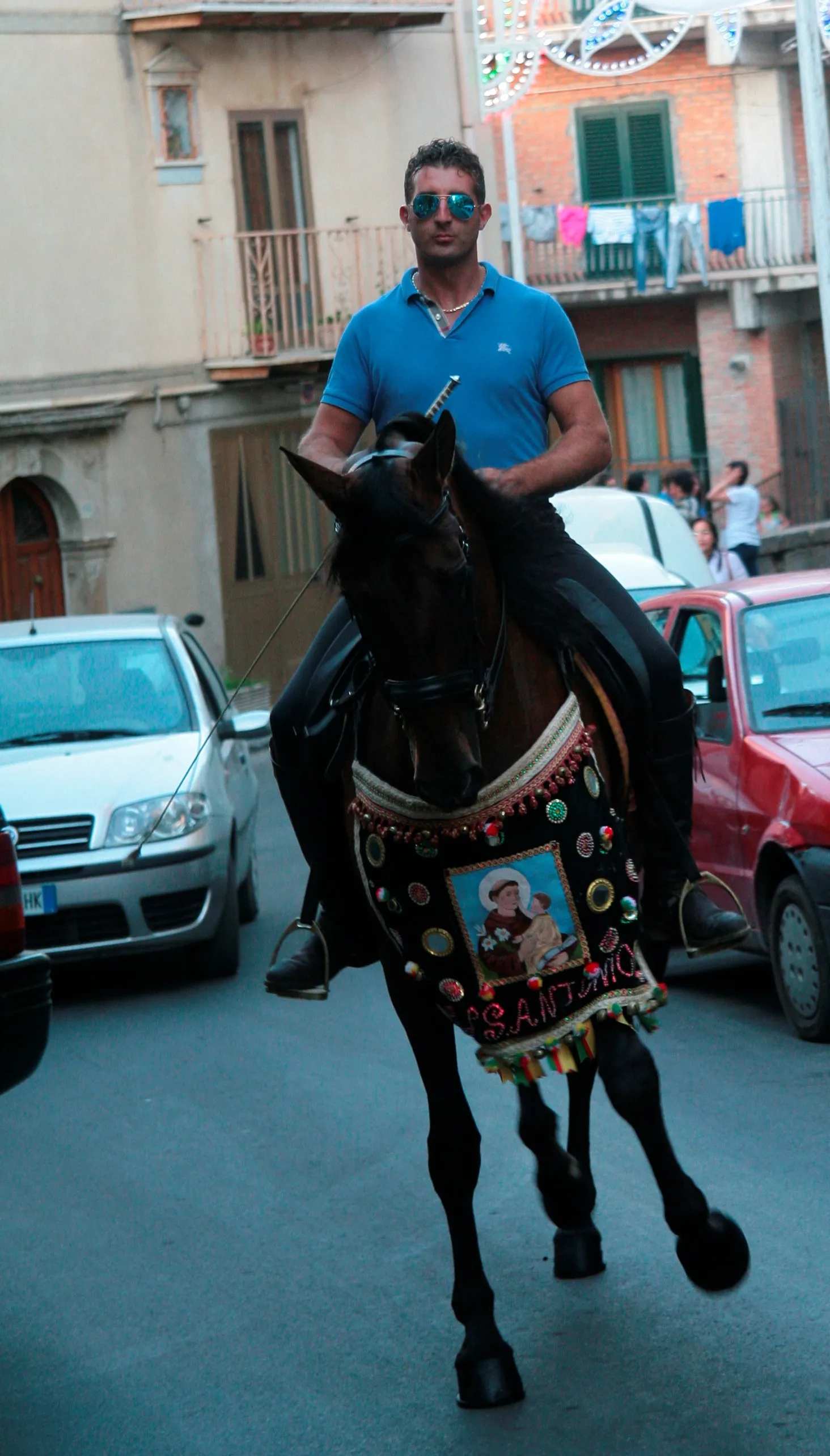 Photo showing: Cavallo per le vie cittadine. Carmelo Lo Cicero a cavallo