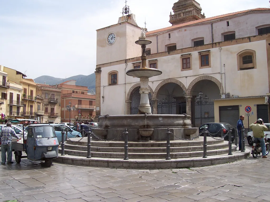 Photo showing: View of the 'Piazza D'Uomo' and 'La Chiesa Madre'.
