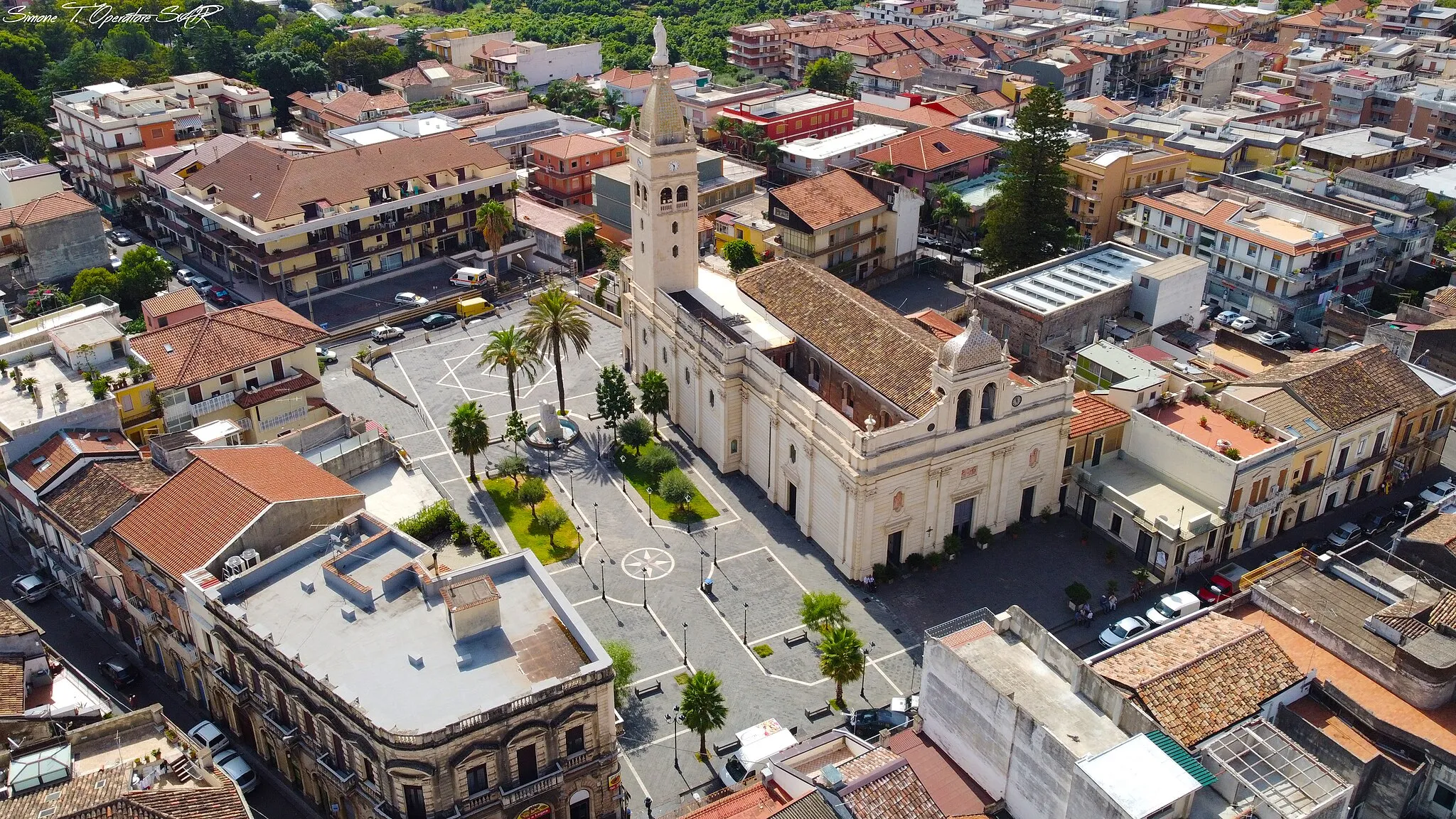 Photo showing: Foto aerea della chiesa madre di Fiumefreddo di Sicilia (Chiesa Parrocchiale di Maria SS. Immacolata) e piazza botteghelle