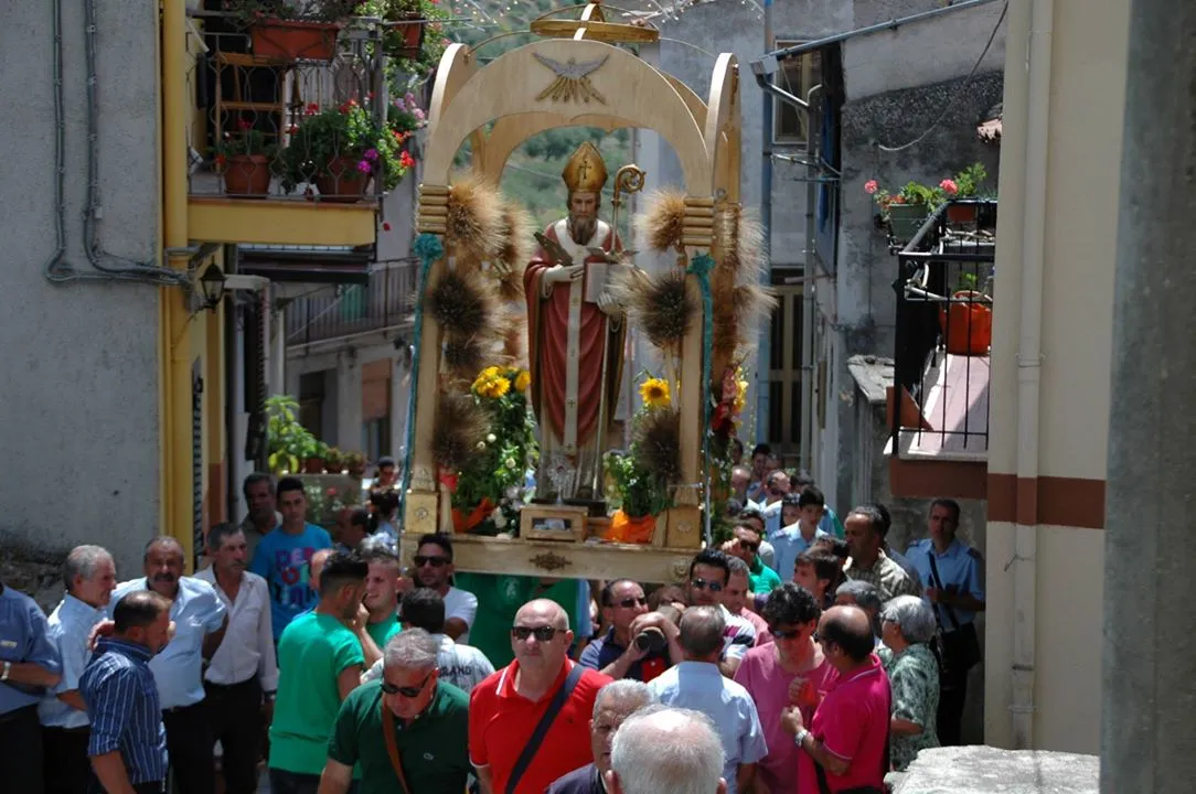 Photo showing: PROCESSIONE DI SAN BASILIO MAGNO,PRESSO SAN BASILIO DI GALATI MAMERTINO (ME) " FERCOLO ADDOBBATO CON I TRADIZIONALI BASTONI DI BASILICO E MAZZI DI SPIGHE.