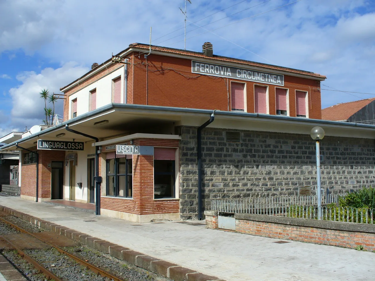 Photo showing: La stazione di Linguaglossa della Ferrovia Circumetnea, vista dal lato dei binari.