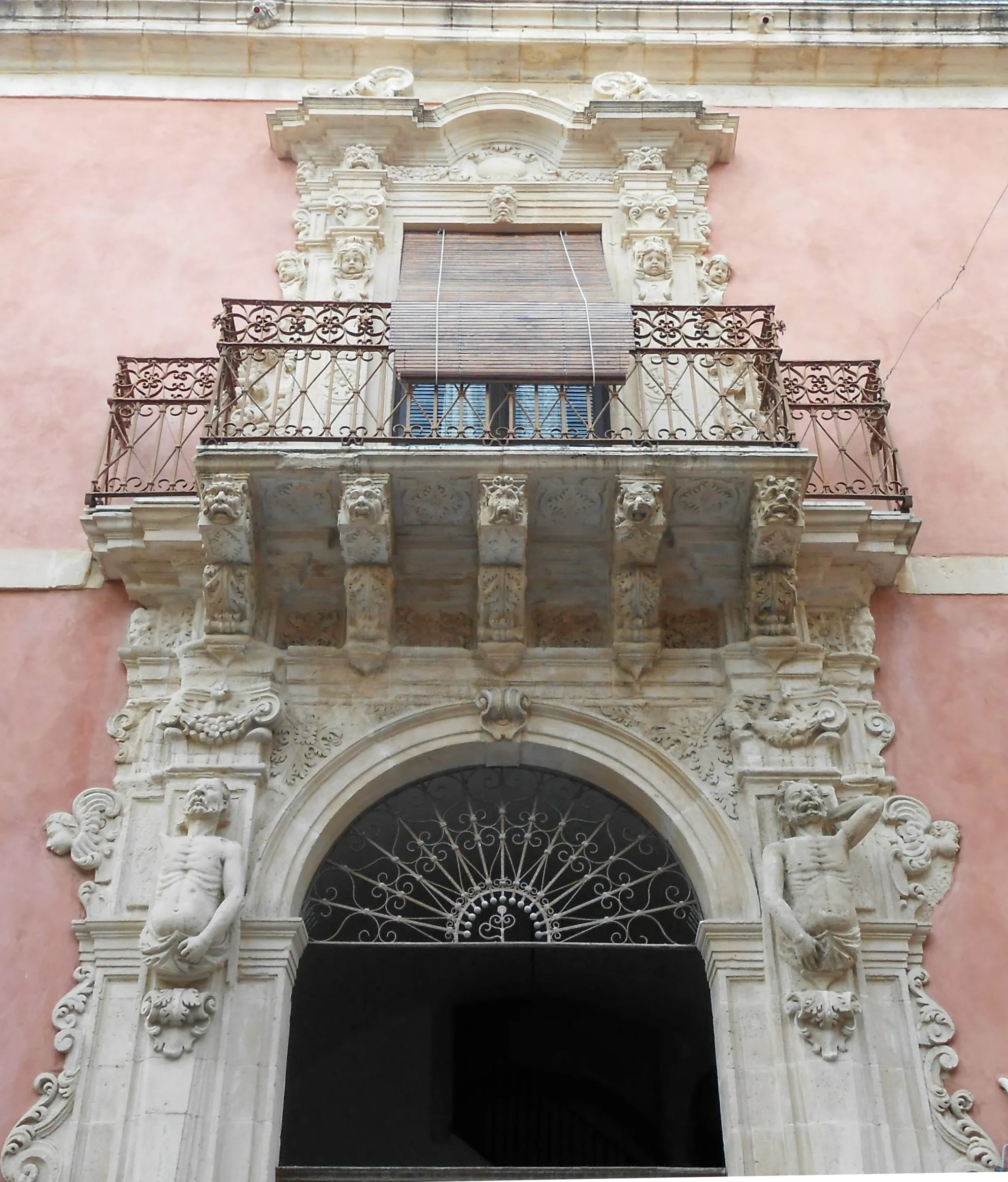 Photo showing: Palazzo Niceforo (sec. XVIII) in via G. B. Baldanza a Militello (CT).