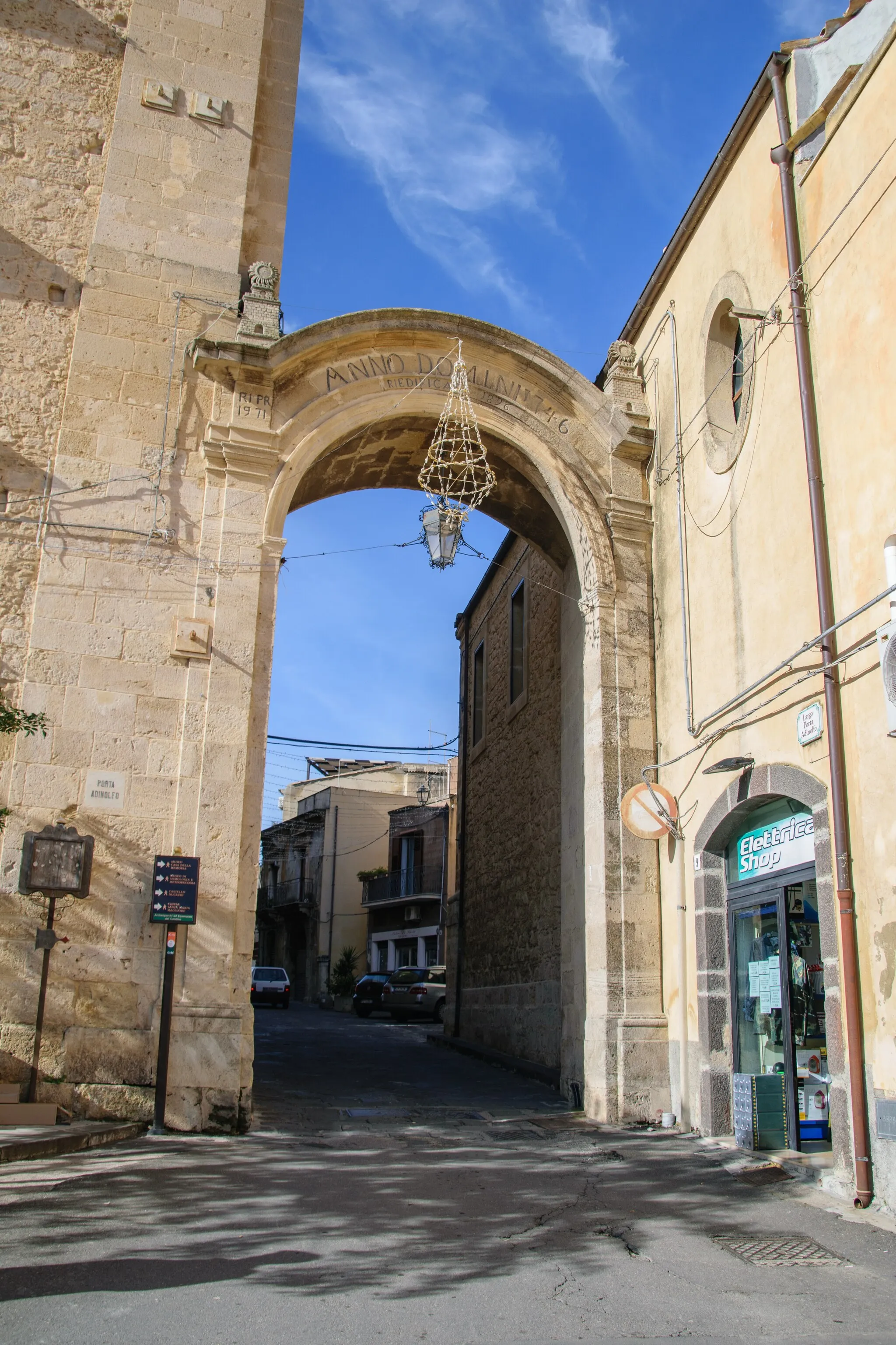 Photo showing: Mineo, Porta Adinolfo (già Porta del Mercato)