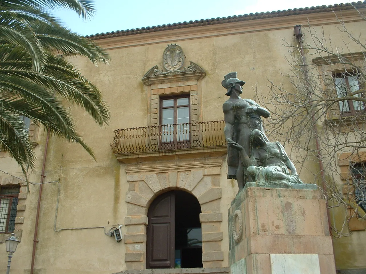Photo showing: Mirabella Imbaccari (CT), Palazzo Biscari (1720), and Monumento ai Caduti (Monument to the Fallen) (1938) by Italian-American sculptor Pietro Montana.