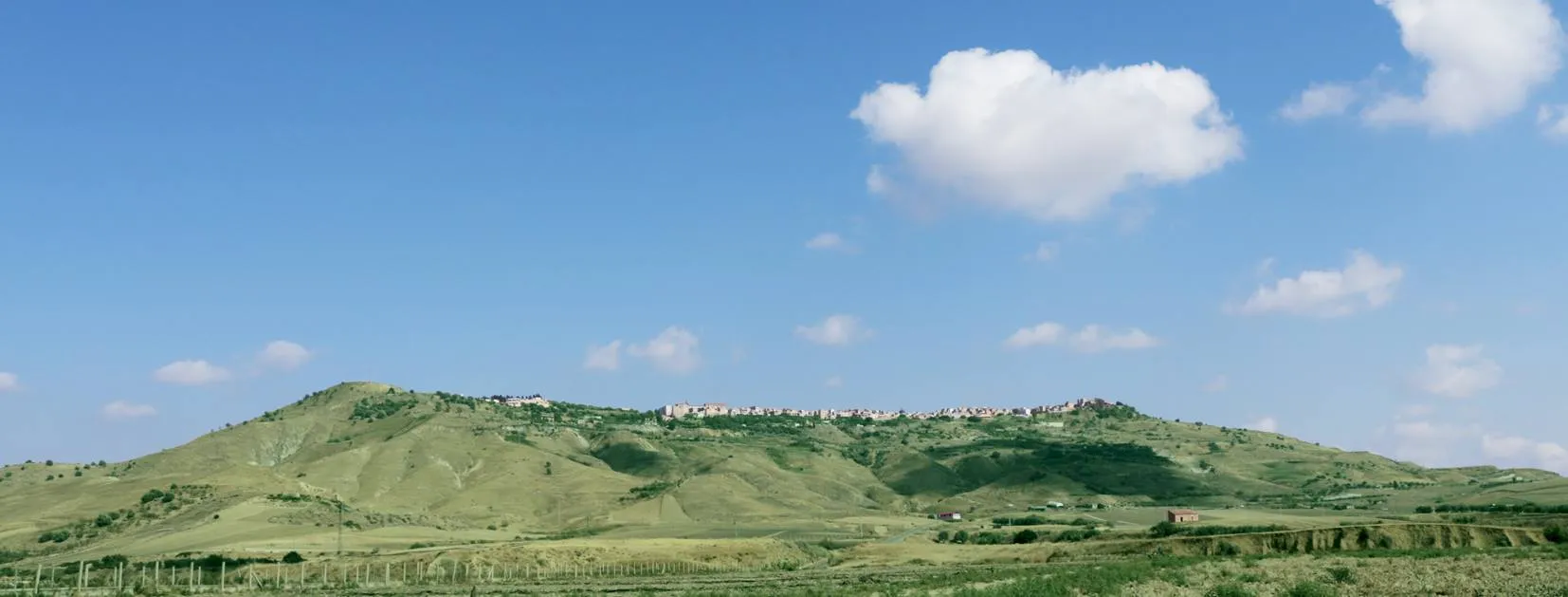 Photo showing: Veduta di Niscemi dalla piana di Gela