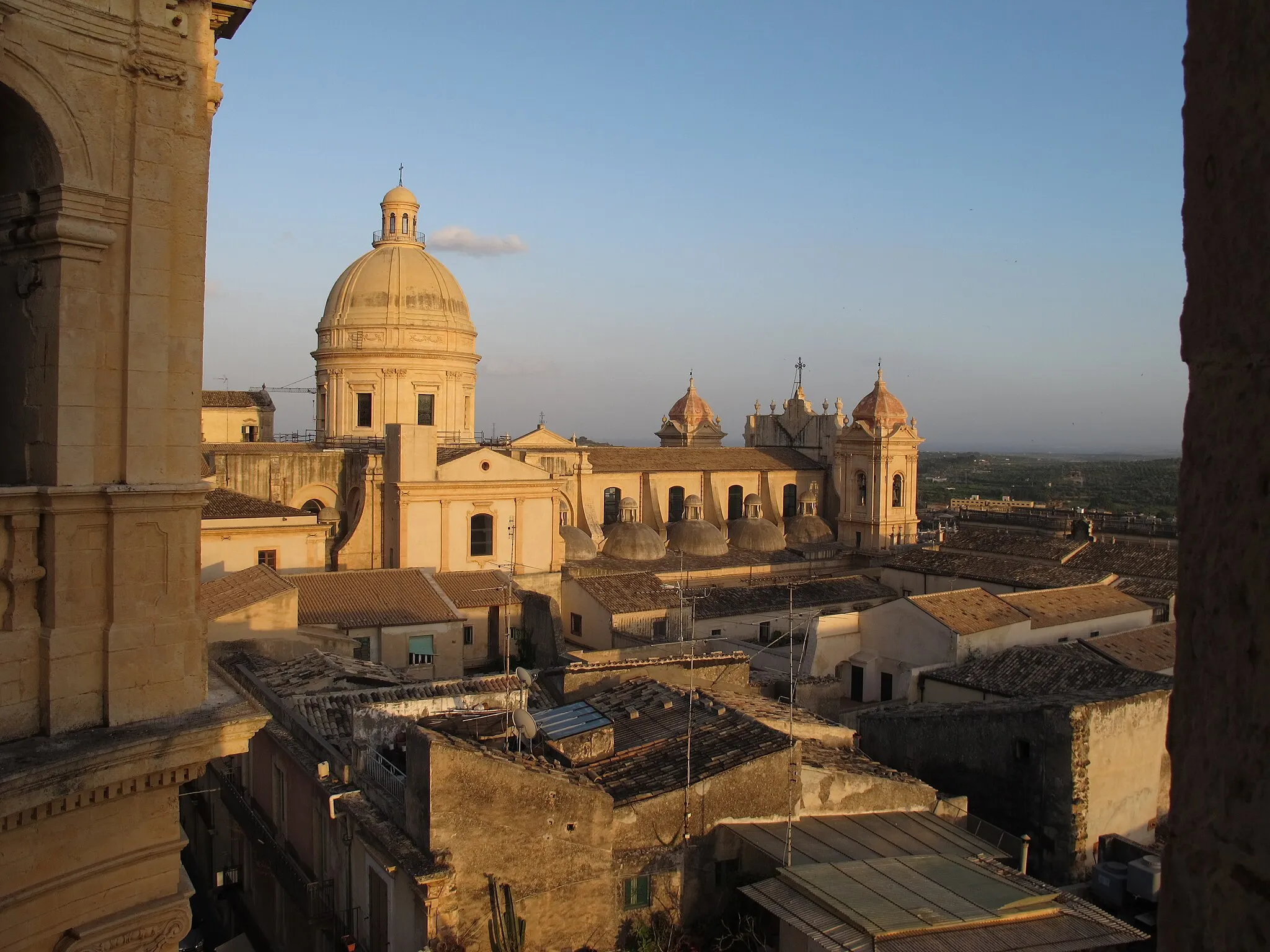 Photo showing: The roof of the Cathedral at Noto, Sicily, taken from the Campanile of the Chiesa di Montevergini