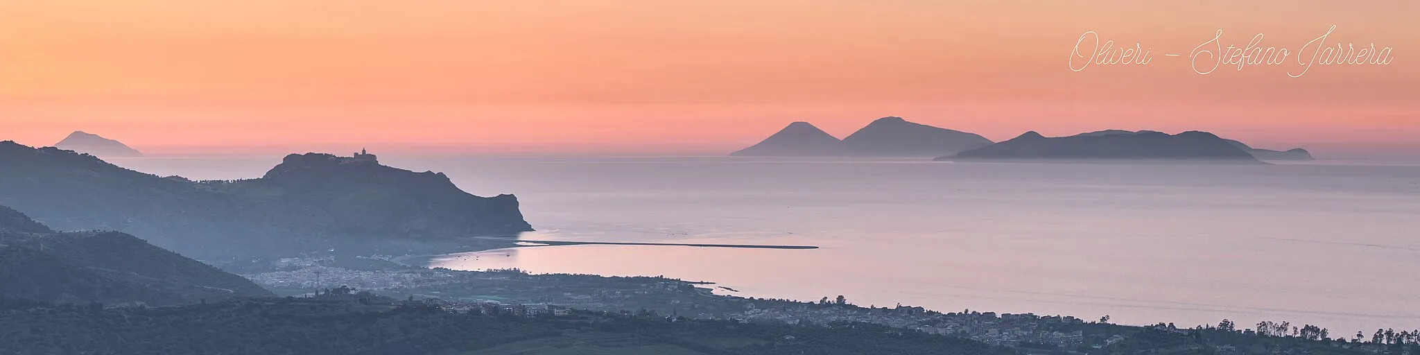 Photo showing: Panorama di Oliveri con Isole Eolie.