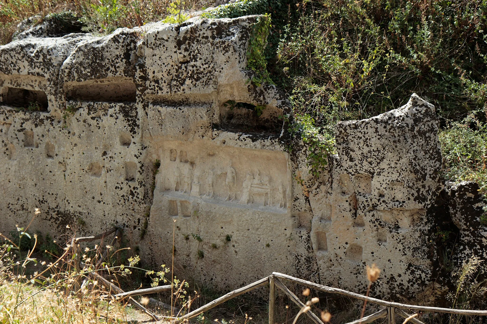 Photo showing: Votive bas-relief,Intagliatella necropolis, Akrai archaeological area, Palazzolo Acreide (Siracusa, Italy)