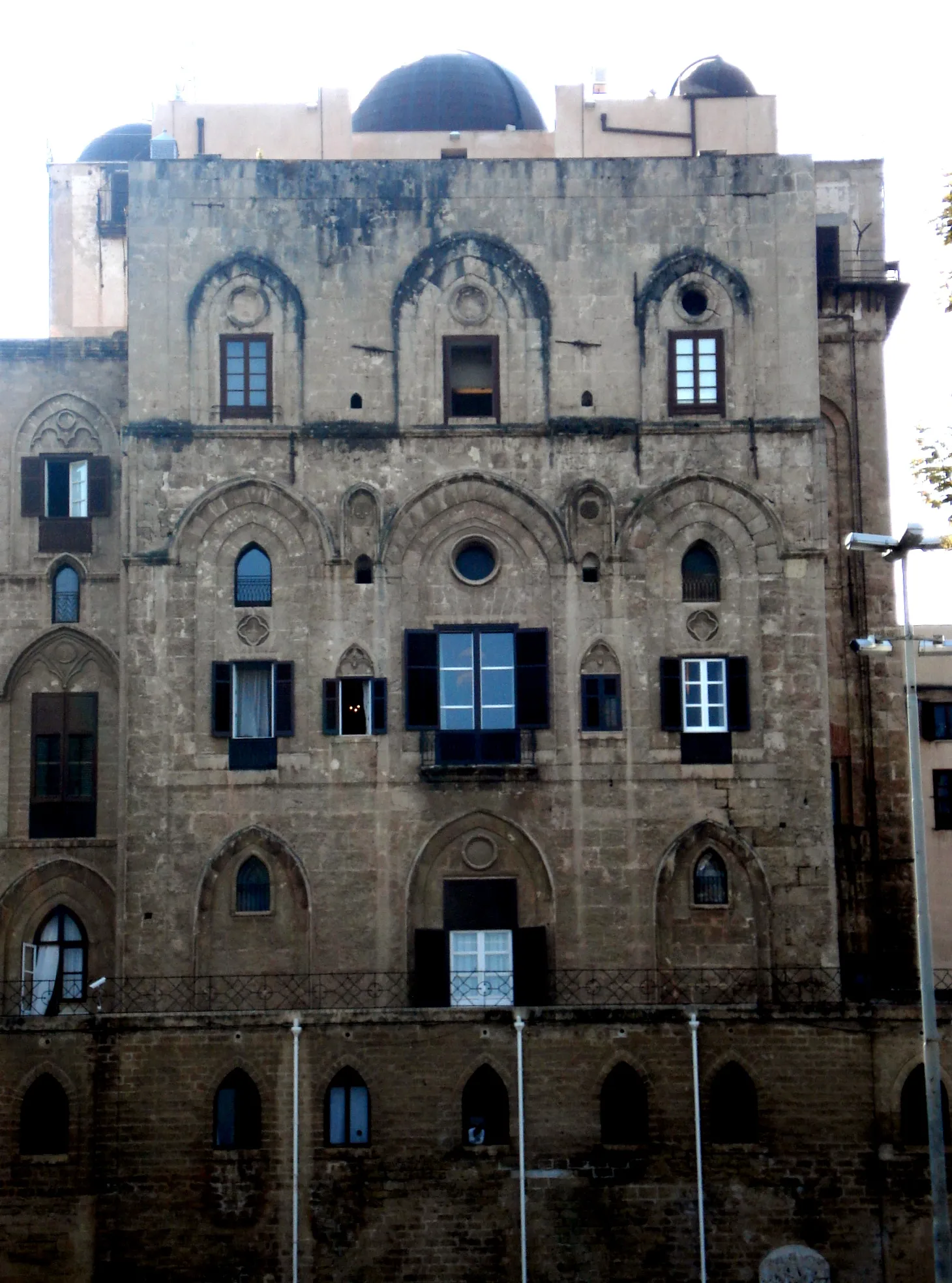 Photo showing: Torre Pisana, the Norman wing of the Palazzo dei Normanni in Palermo, seen from the nearby Villa Bonanno park. Picture by Giovanni Dall'Orto, September 28 2006.