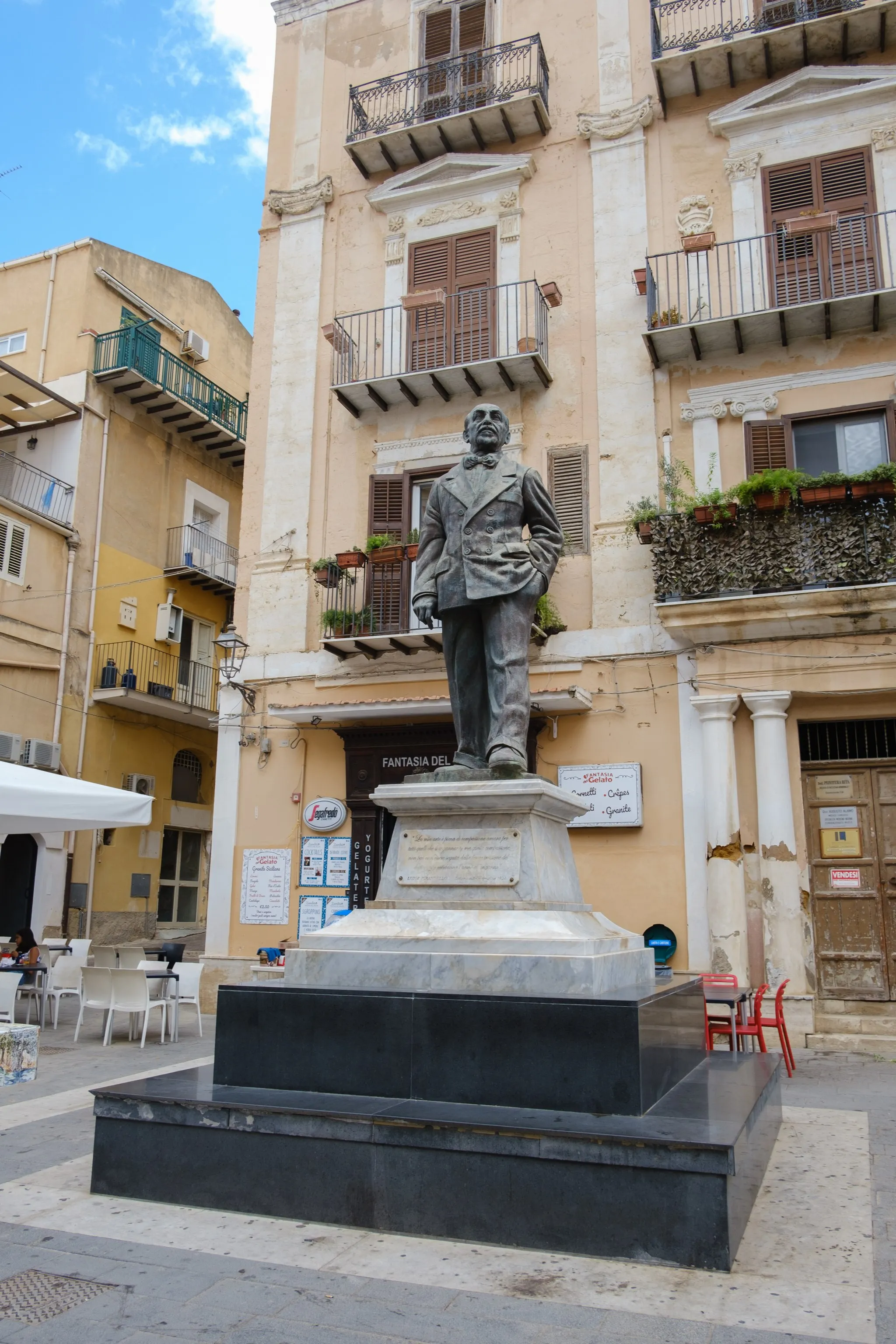 Photo showing: Porto Empedocle, Statua di Pirandello