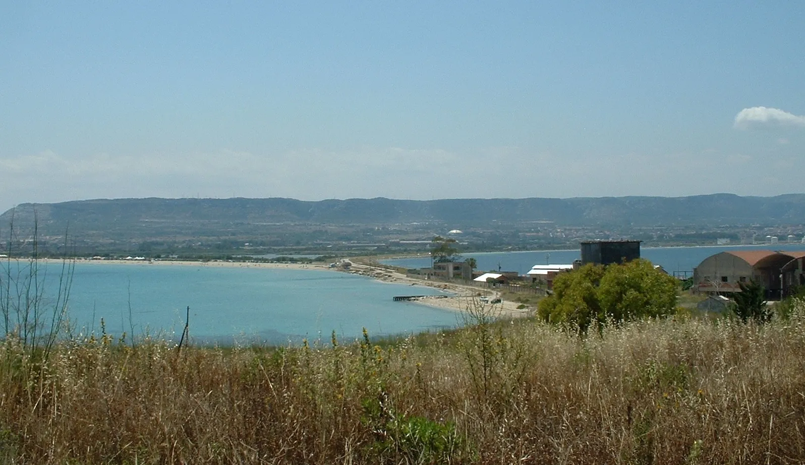 Photo showing: View of isthmus connecting the Magnisi Paeninsula to Marina di Priolo, Priolo Gargallo and Climiti mounts from Magnisi paeninsula, in Sicily.