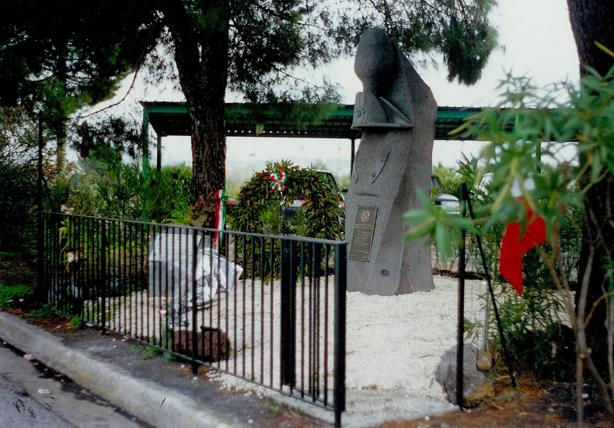 Photo showing: Stele dedicated to the Carabinieri fallen in service, placed in San Gregorio di Catania