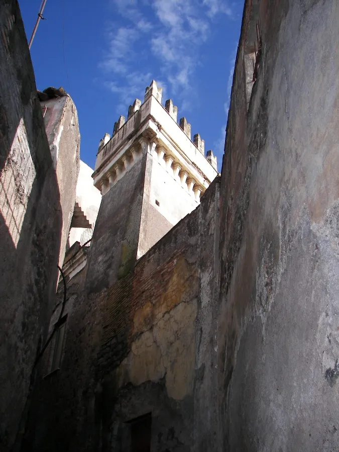 Photo showing: Torre di Palazzo Bruno, riviviscenza romanticistica del secolo XIX. Santa Maria di Licodia. (Ct)