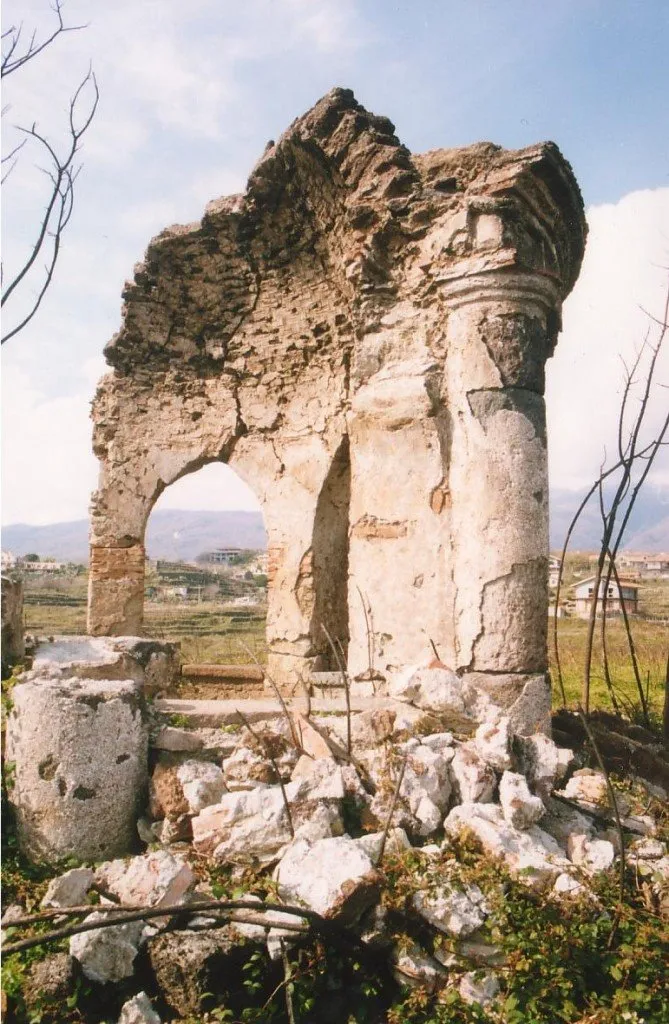Photo showing: Ruderi di un antico gazebo detto la cupola, andato definitivamente distrutto in occasione della realizzazione del campetto sportivo.