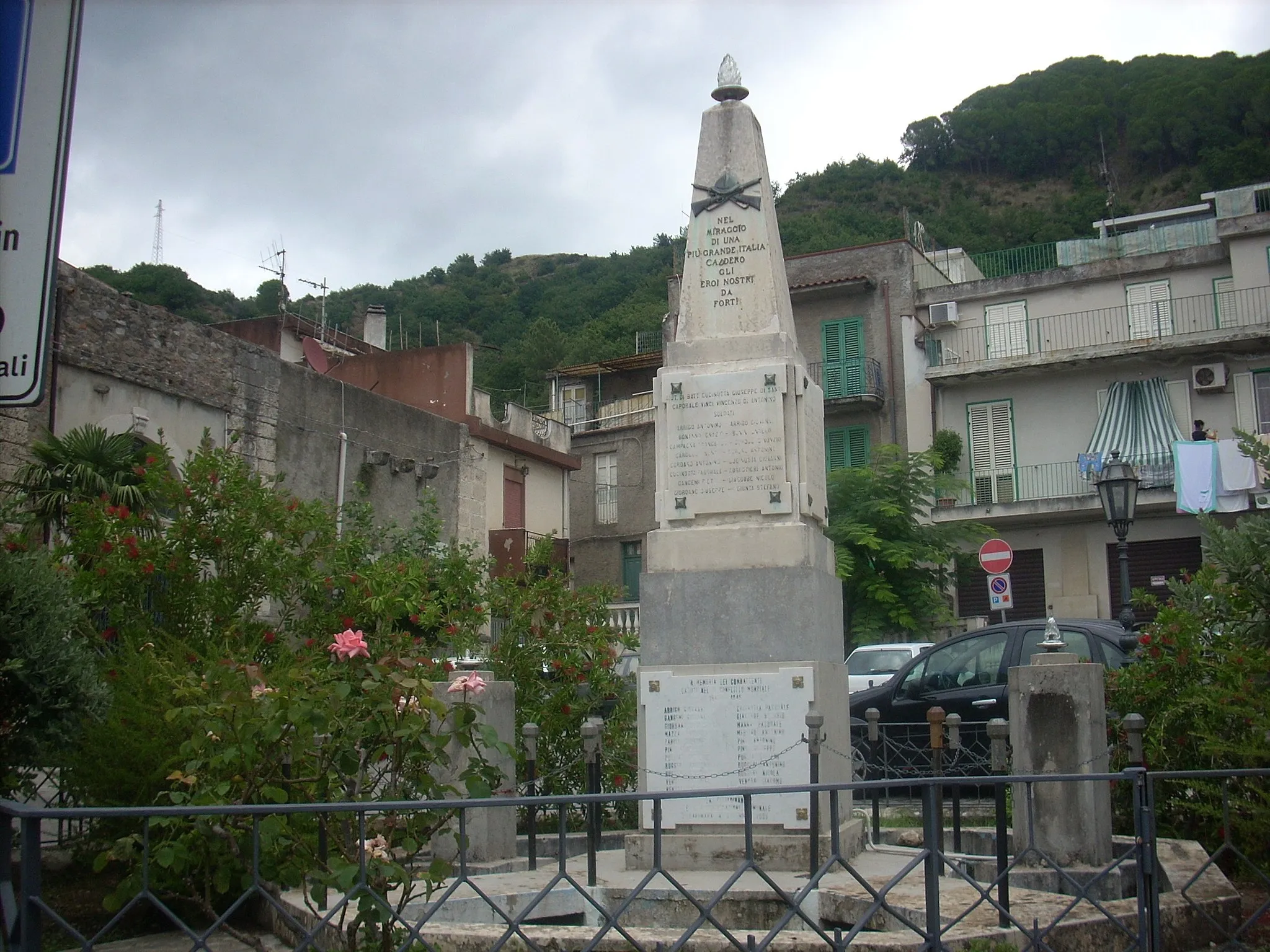 Photo showing: Monumento ai caduti Saponara