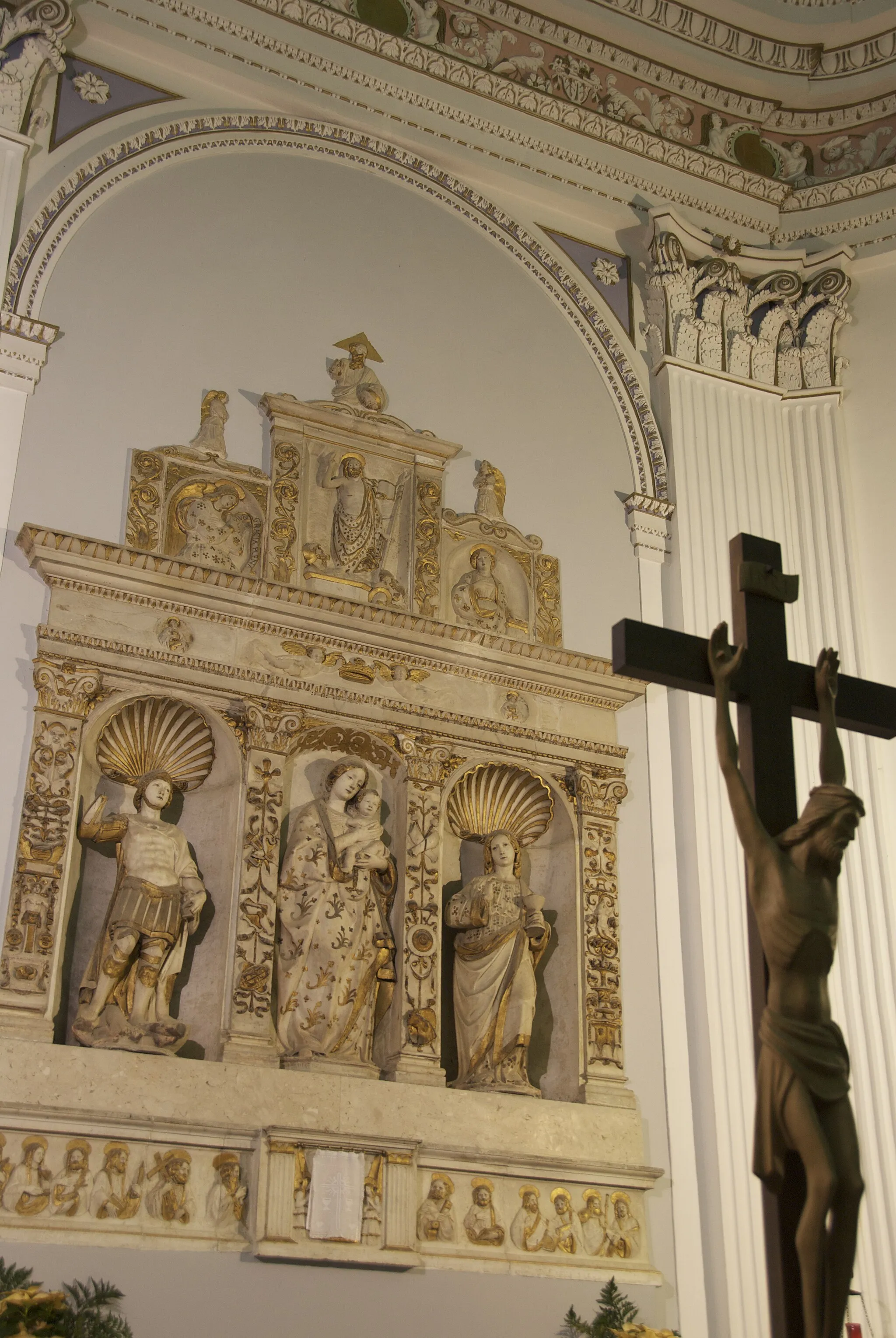 Photo showing: Sinagra - Chiesa madre con pregiata ancona di marmo del 1543, situata sull'altare maggiore e realizzata da Giacomo Gagini (1517-1598)