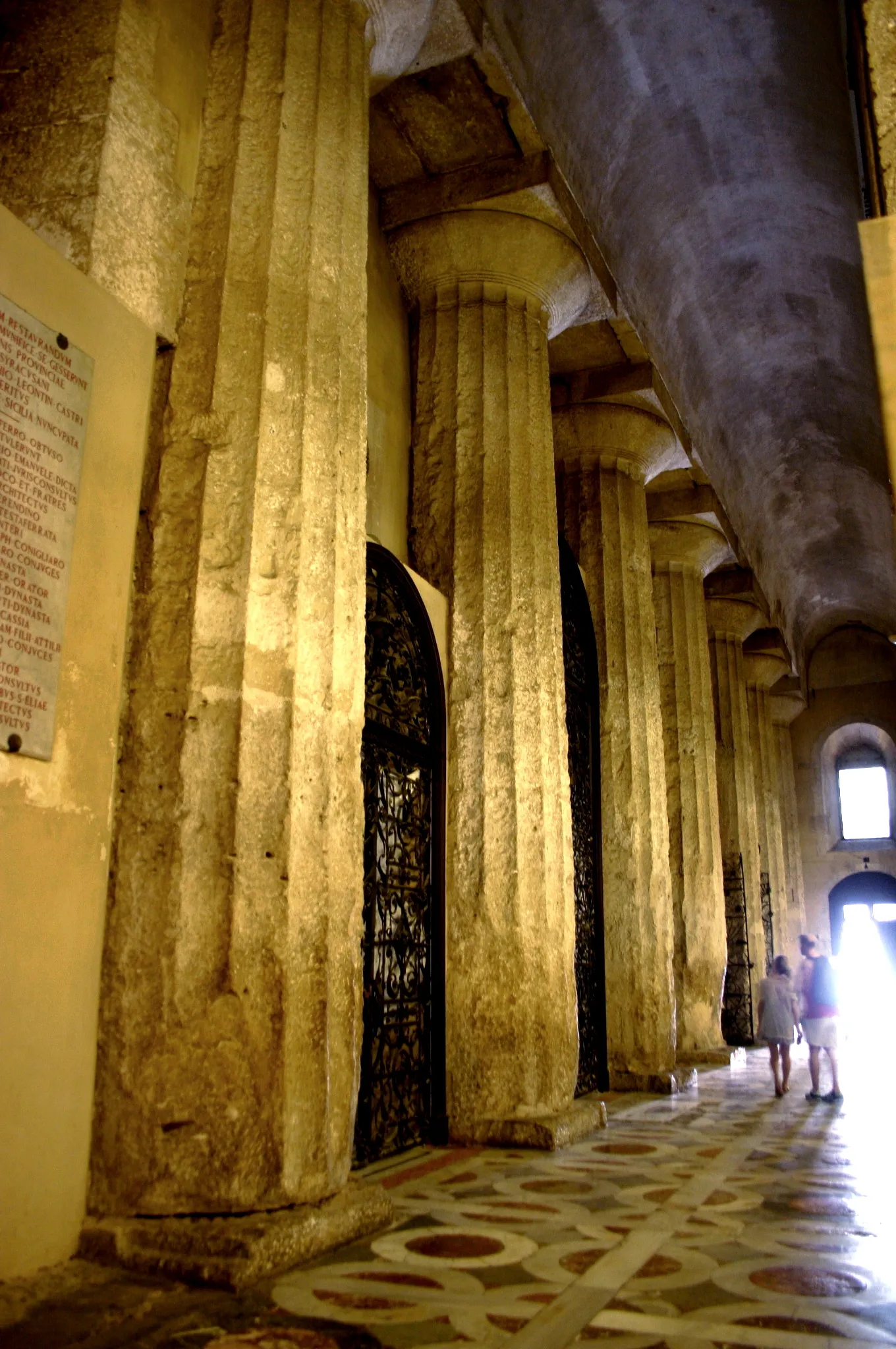Photo showing: The gate of the "Cappella del Sacramento" chapel, along the right-hand nave of the Cathedral of Siracusa, Italy. Picture by Giovanni Dall'Orto, May 22 2008.