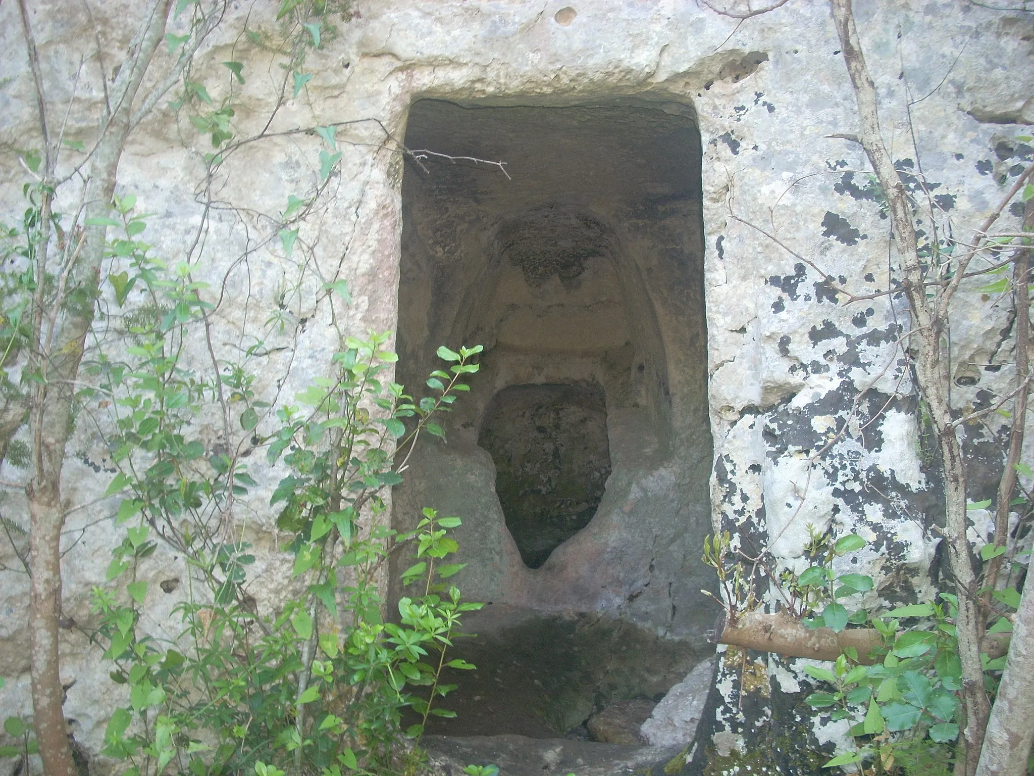 Photo showing: Solarino (SR), Necropoli di Cava del Rivettazzo, l'ingresso di una tomba.