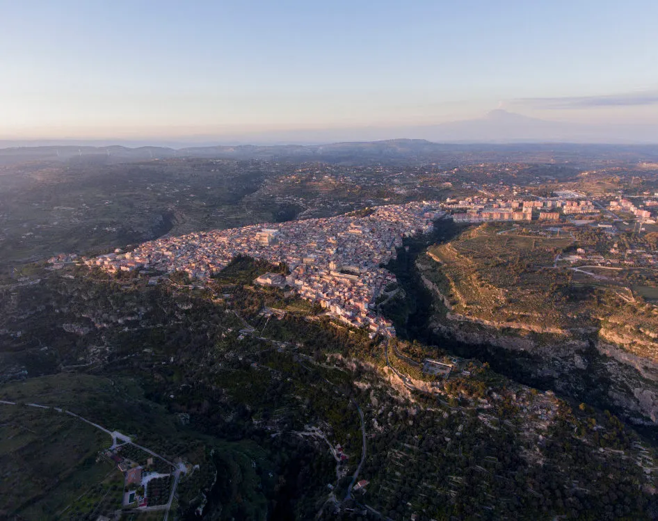 Photo showing: questo file rappresenta la veduta di Sortino dall'alto (zona sud-est).