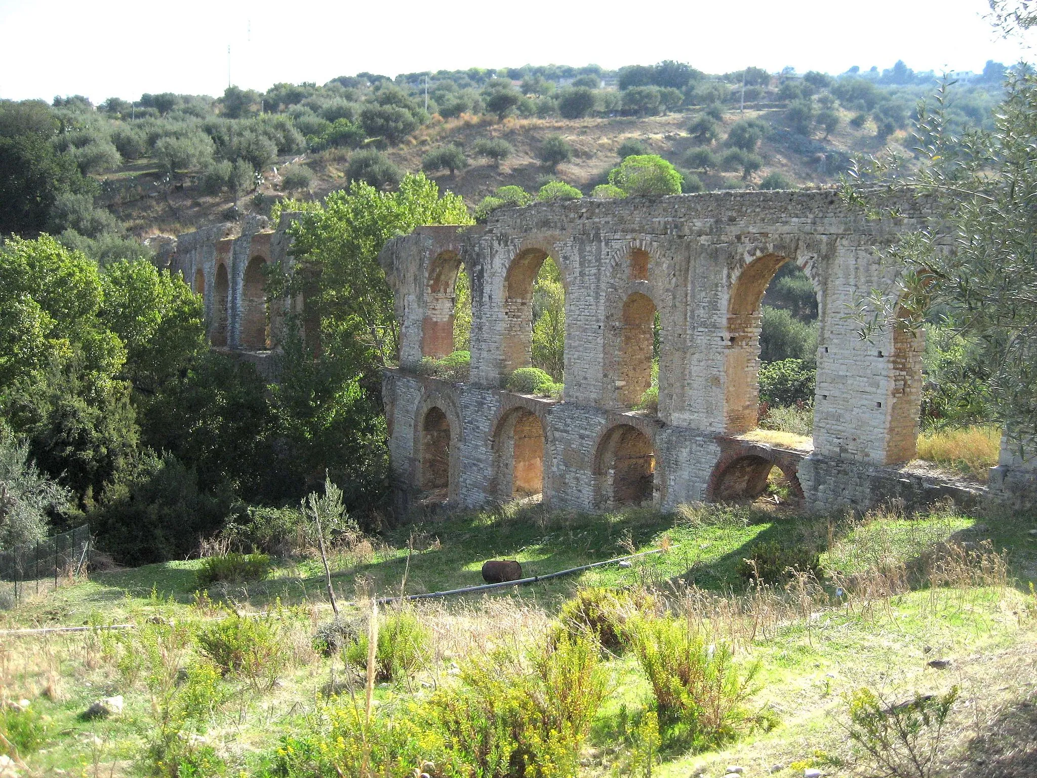 Photo showing: arches near to the town