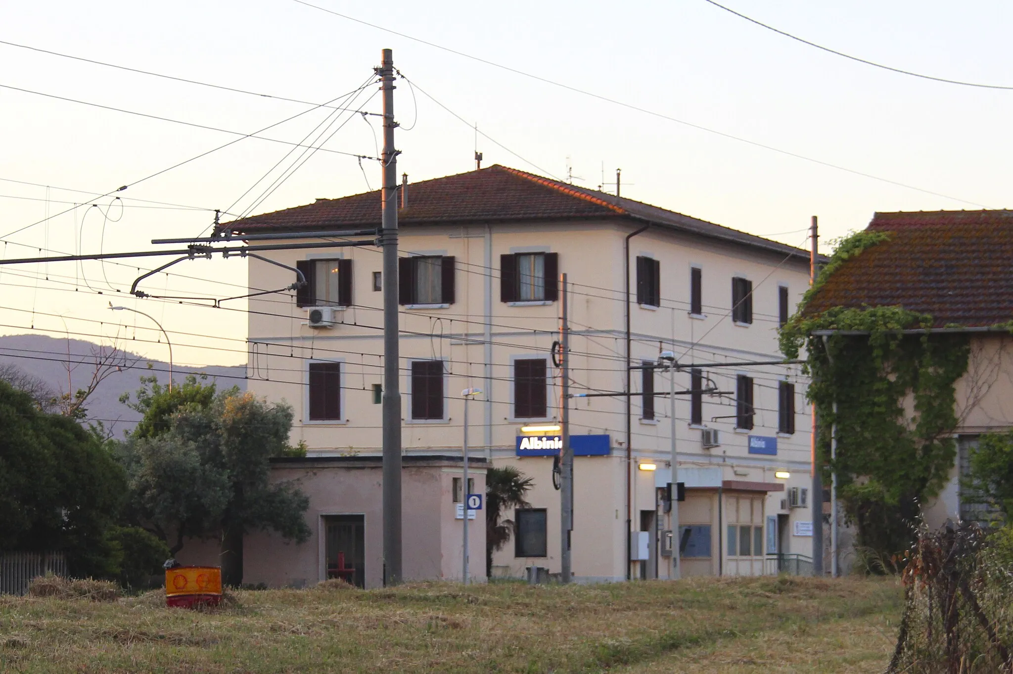 Photo showing: Albinia train station, Albinia, hamlet of Orbetello, Province of Grosseto, Tuscany, Italy