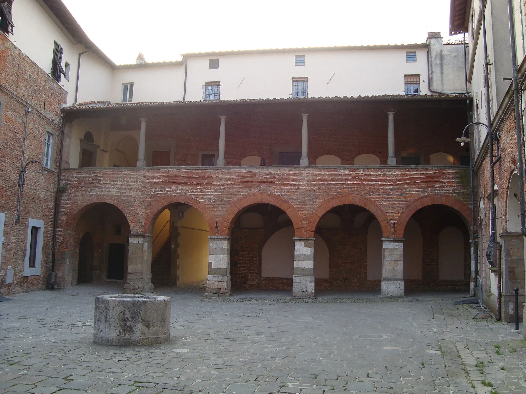 Photo showing: Piazza Degli Ospitalieri