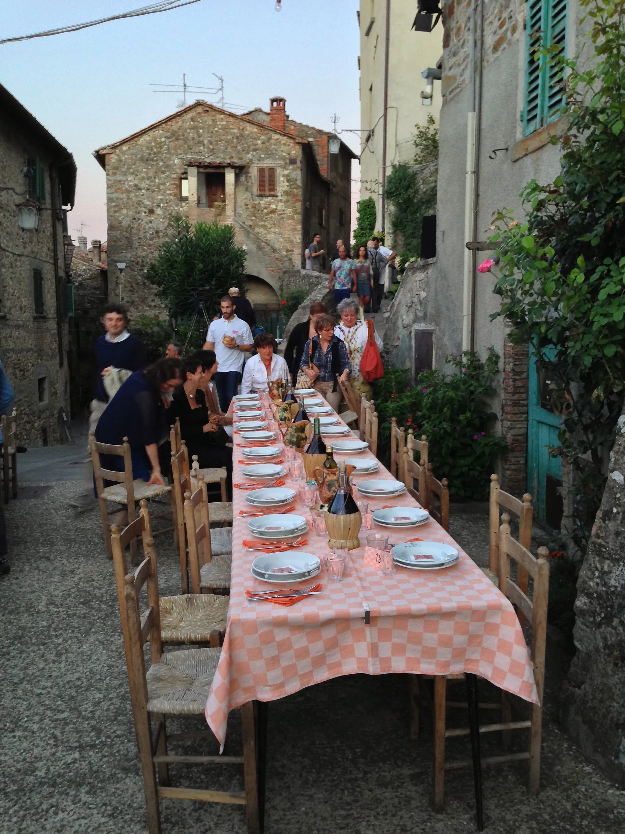 Photo showing: Tovaglia a quadri, tavolata edizione 2014