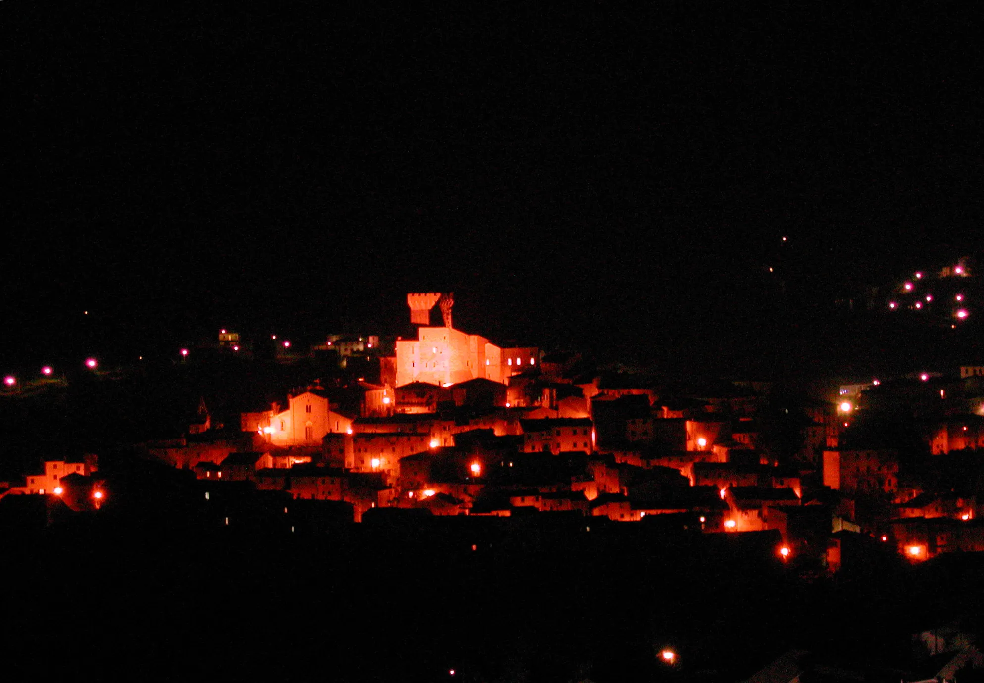 Photo showing: Foto panoramica di Arcidosso di notte, l'autore sono io stesso, opera propria dalla cartella immagini del mio pc, Arcidosso di notte,