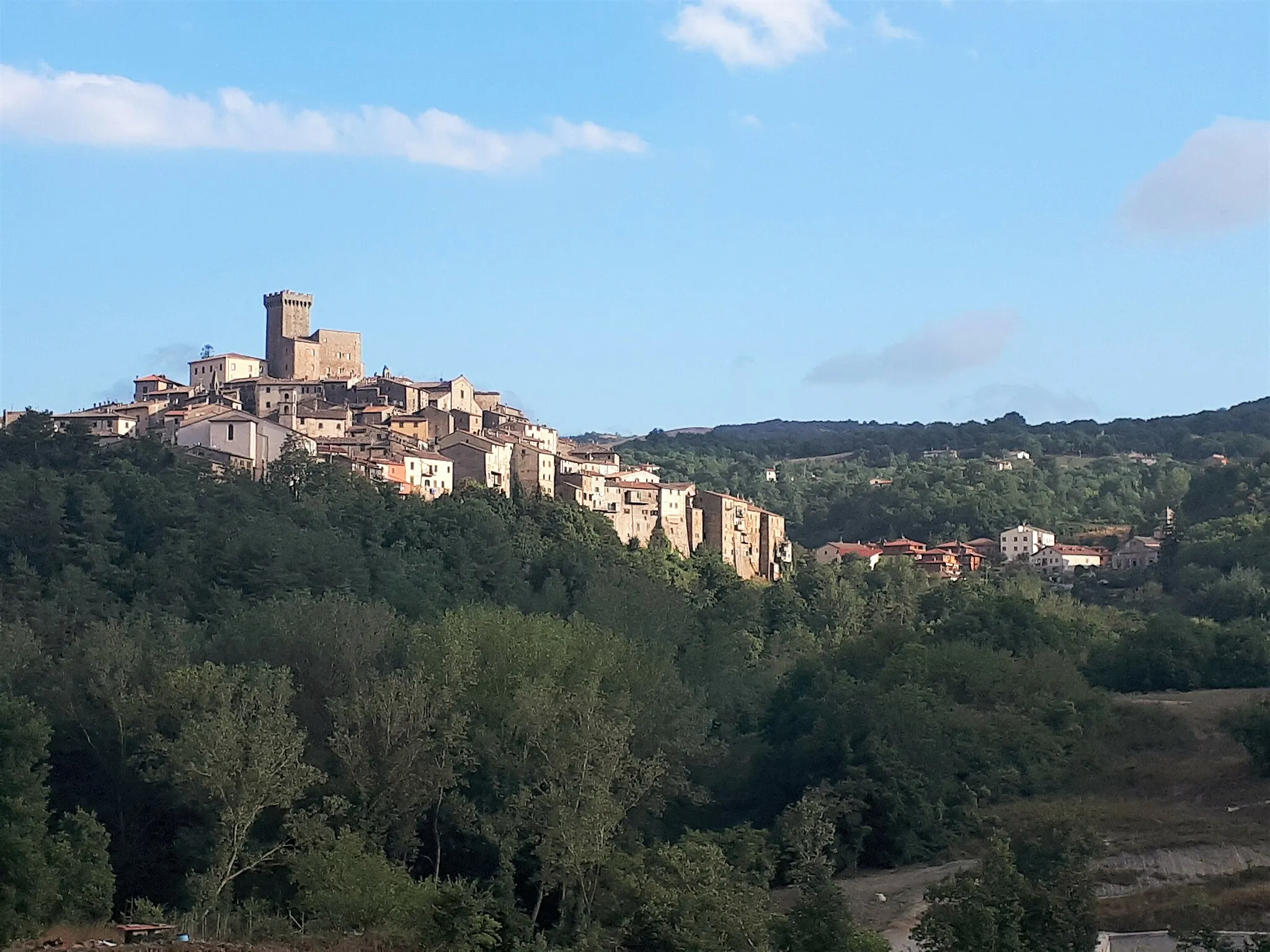 Photo showing: Arcidosso visto da località Fornaci (GR), con la Rocca Aldobrandesca in evidenza