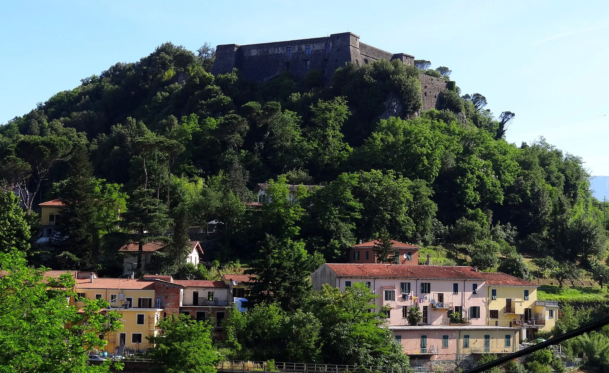 Photo showing: The Fortress Brunella above Aulla, built in the 16th century and today used as a museum.