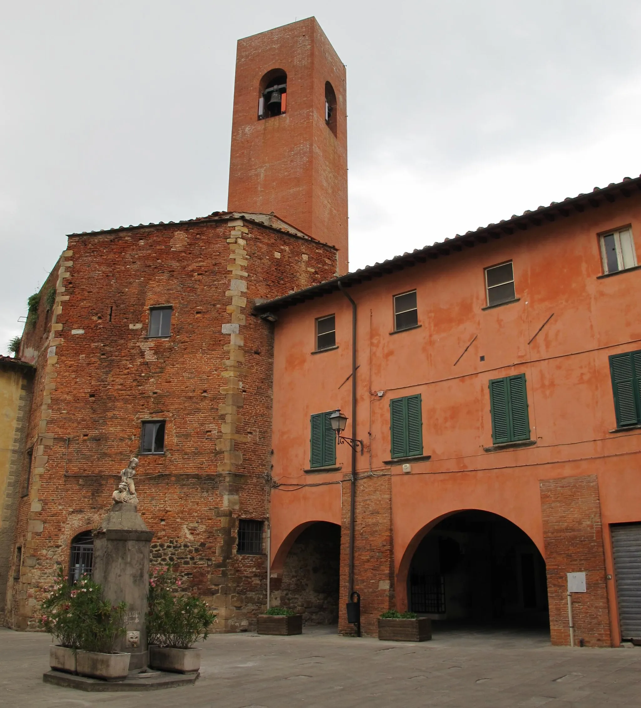Photo showing: Bientina, porta fiorentina 01 campanile di s. domenico