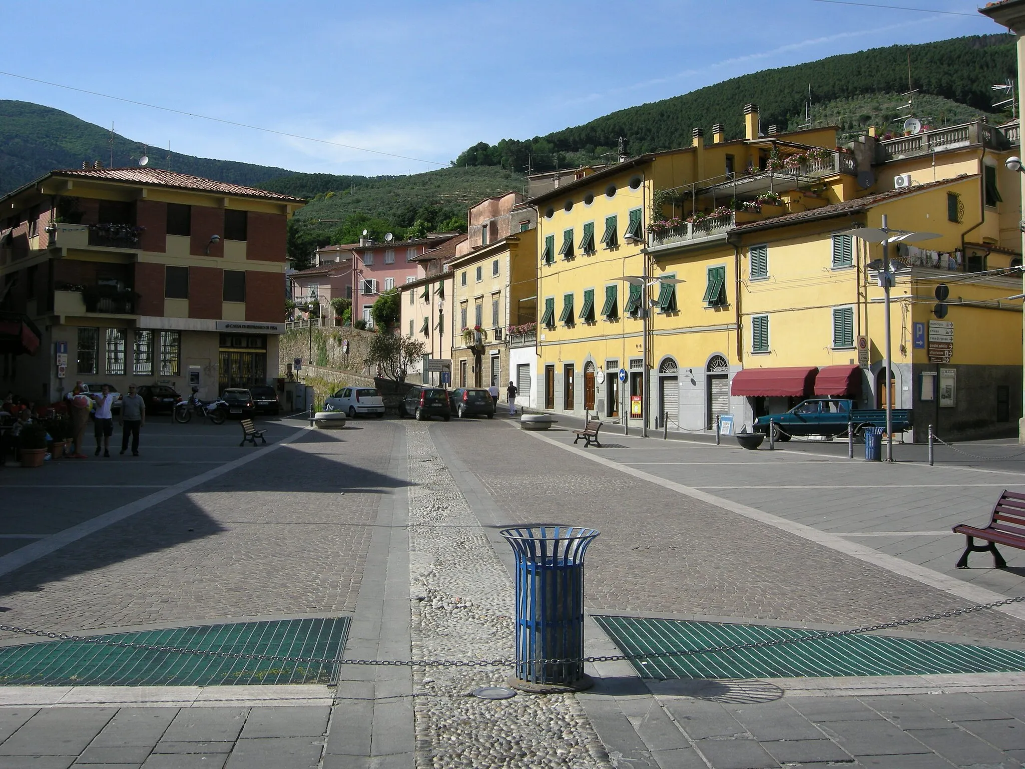 Photo showing: Buti, piazza