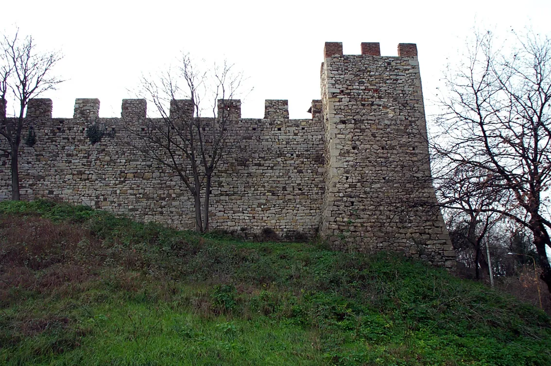Photo showing: Lato Nord delle mura trecentesche