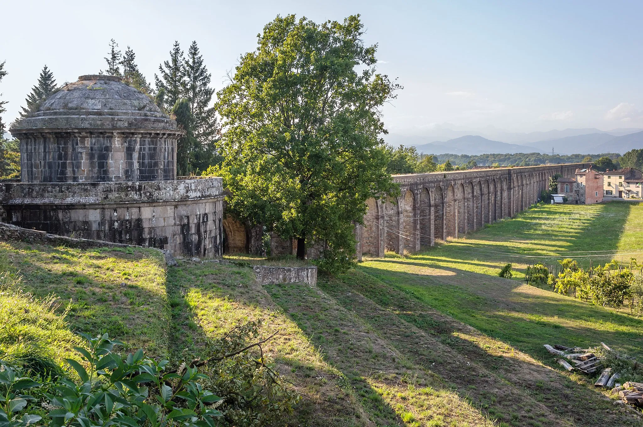 Photo showing: The aqueduct of Lorenzo Nottolini near Lucca, Tuscany, Italy: the tempietto-tank of Guamo and the first archs.