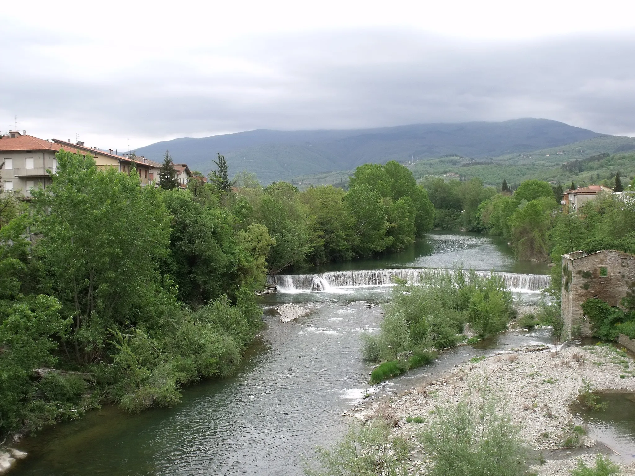 Photo showing: The Arno River between Capolona (left) and Ponte Caliano (right, hamlet of Subbiano), Casentino, Province of Arezzo, Tuscany, Italy