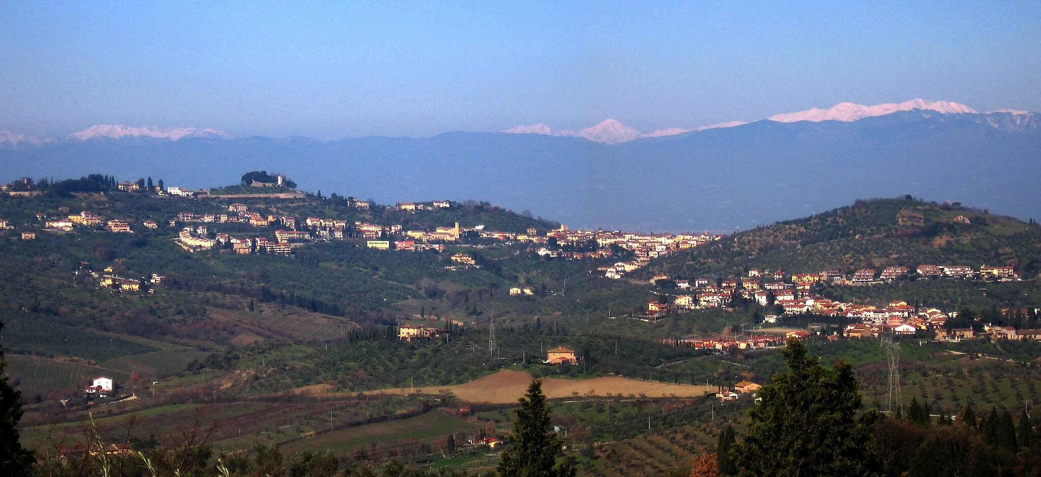 Photo showing: Vista di Carmignano dalla strada che scende da Artimino verso Poggio a Caiano appena sotto la villa Medicea.