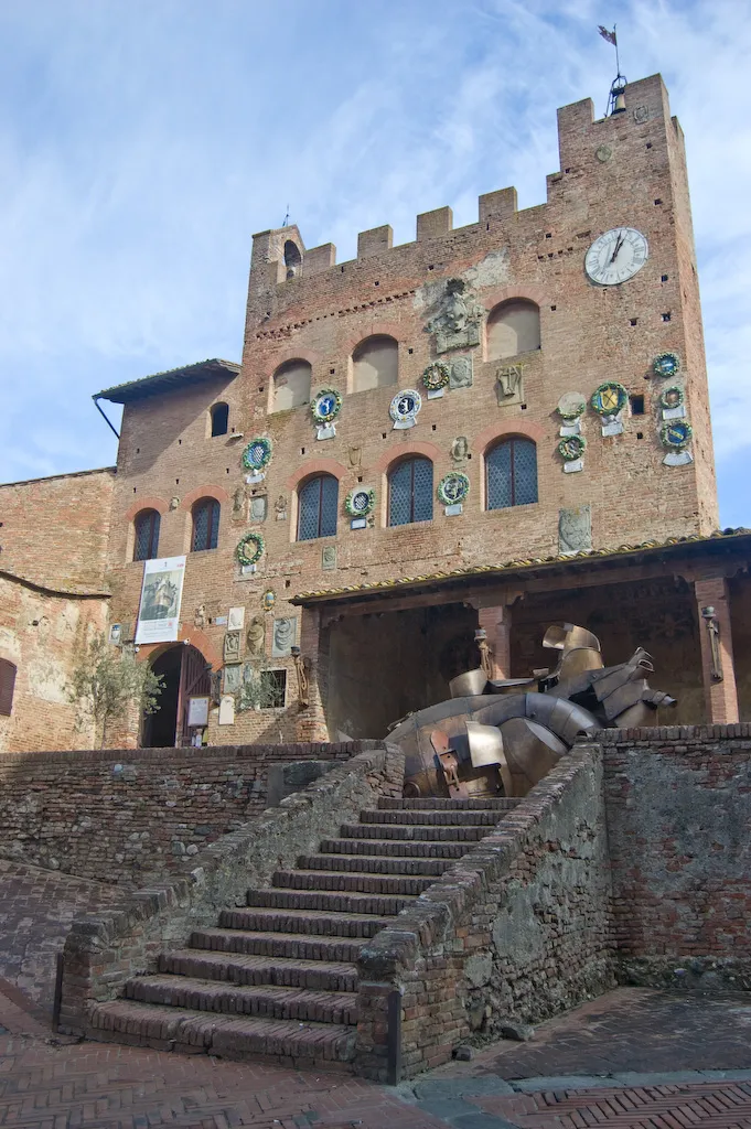 Photo showing: Certaldo - Palazzo Pretorio (facciata) - presente scultura di Alessandro Reggioli  per la mostra "Red-Hot Heart".